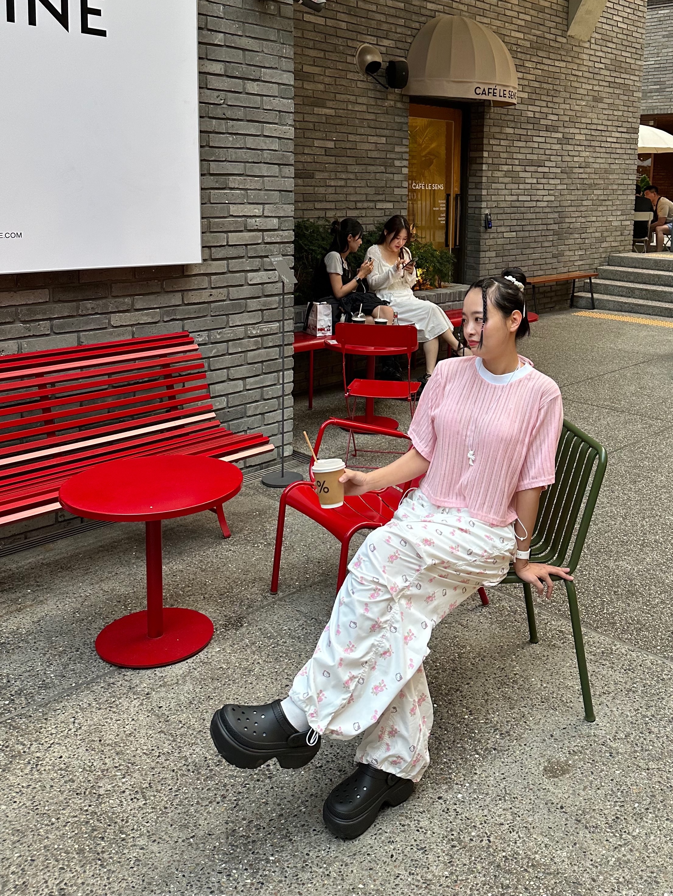 Open Yy x Hello Kitty Parachute Pants White, Crocs Stomp Clog Black 착용 스타일 - 6