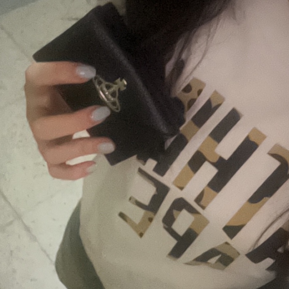 Vivienne Westwood Re-Vegan Grain Envelope Bill Fold with Pocket Black, BAPE 1st Camo Nyc Logo T-Shirt White 착용 스타일 - 2