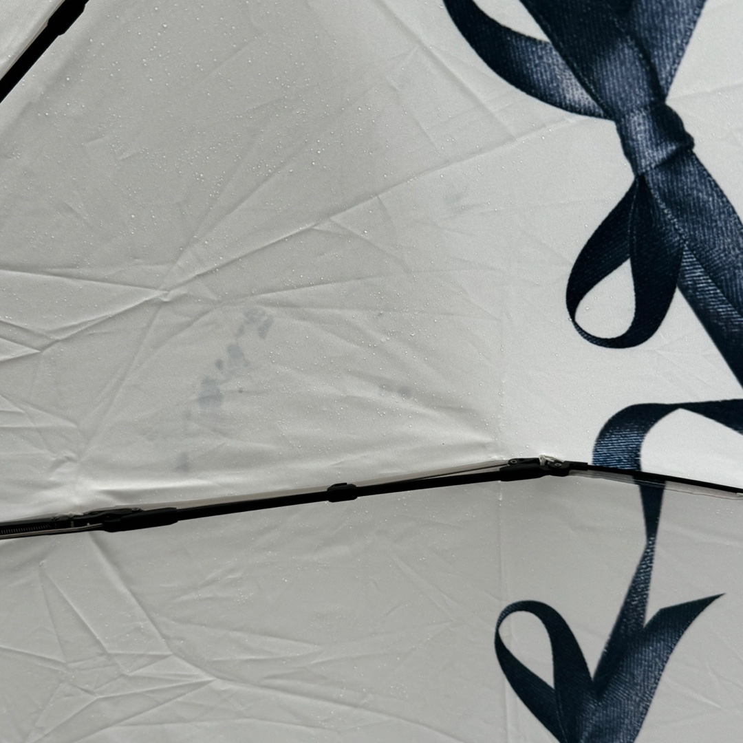 [KREAM 단독] PVCS x Bloomingtale Ribbon Point Folding Umbrella+Eco Bag Cover 착용 스타일 - 3