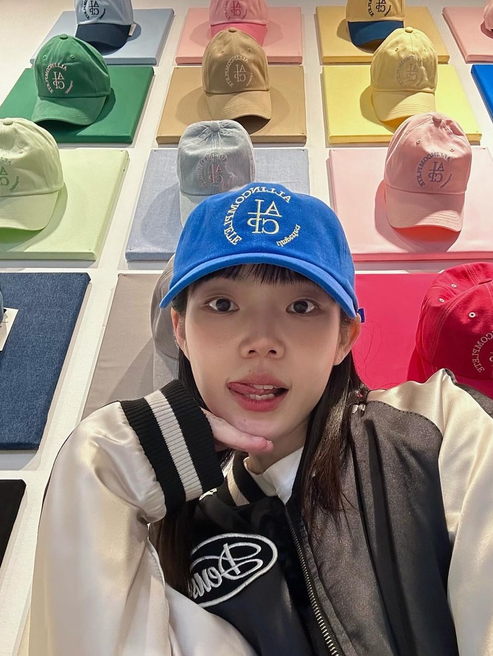 Allincomplete Round Logo Ball Cap Blue 착용 스타일