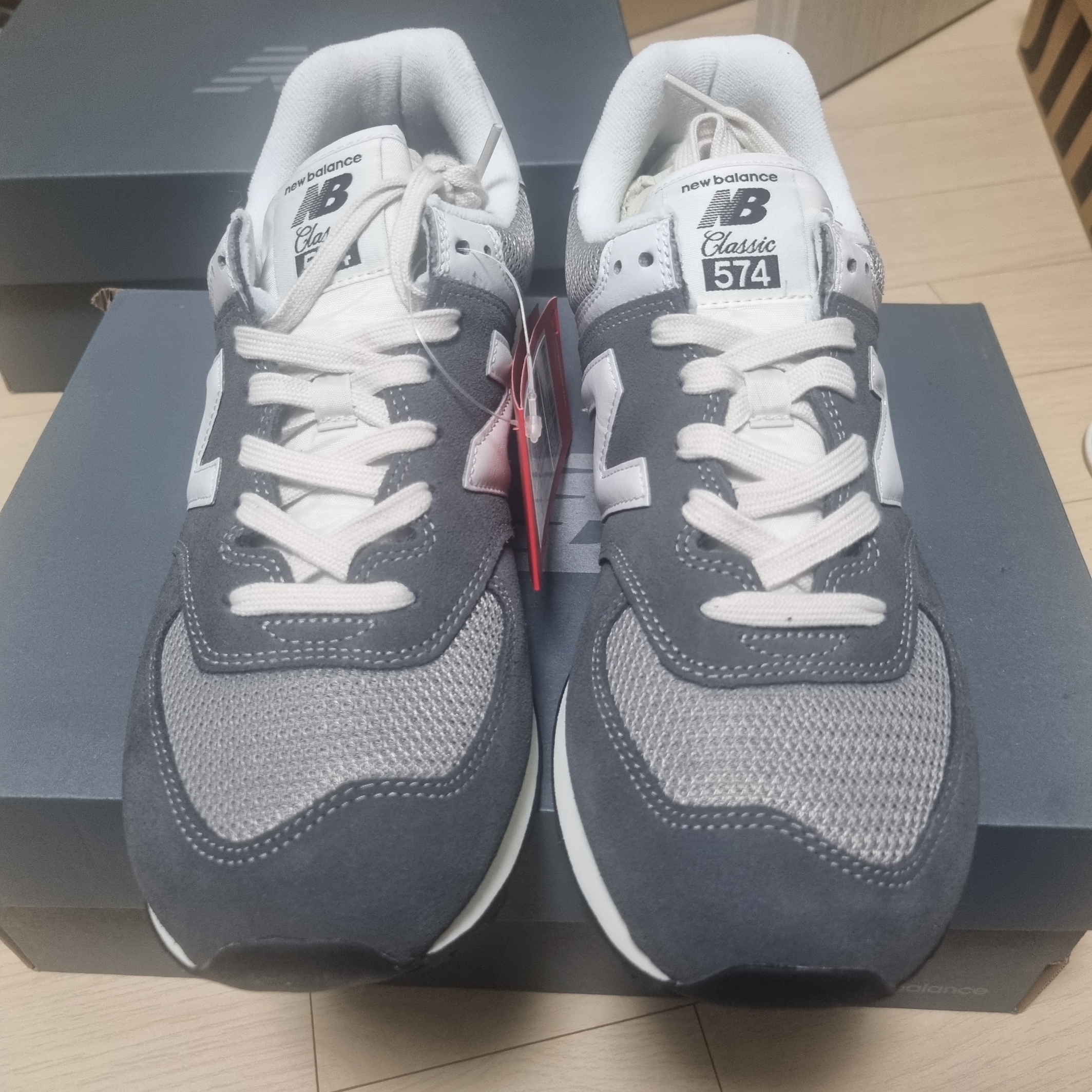 New Balance 574 Dark Grey 착용 스타일 - 2