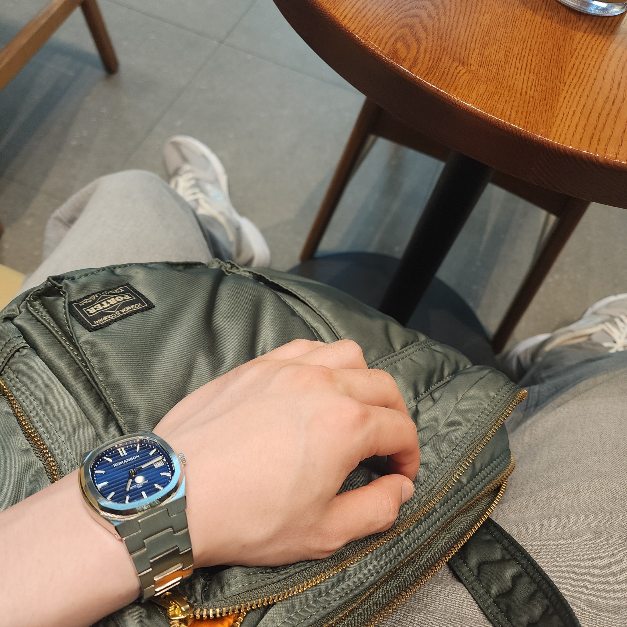 New Balance 530 Grey, Porter All New Tanker Sling Bag Zip Sage Green 착용 스타일 - 1