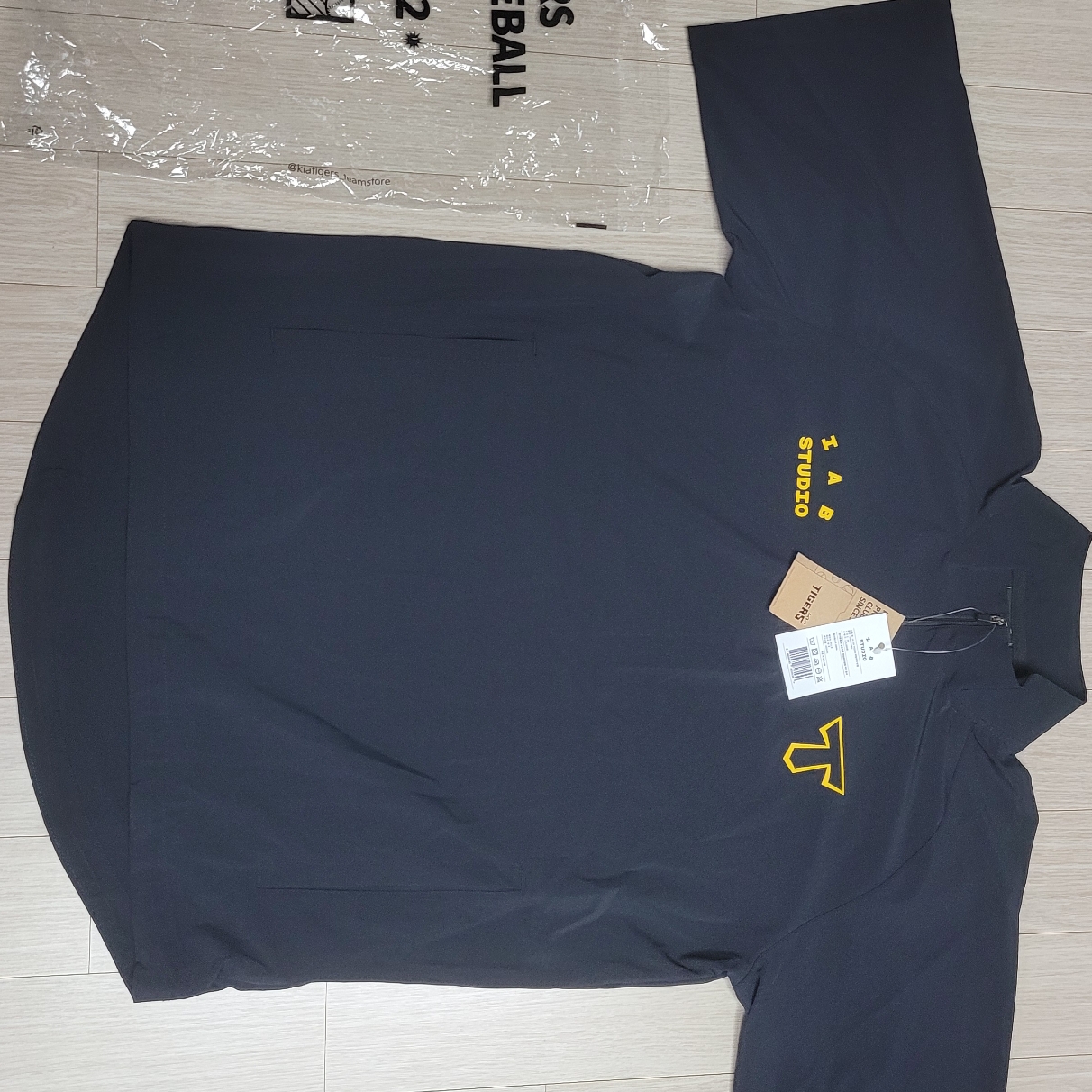 Kia Tigers x IAB Studio 24 Authentic Short Sleeve Windbreaker Black 착용 스타일