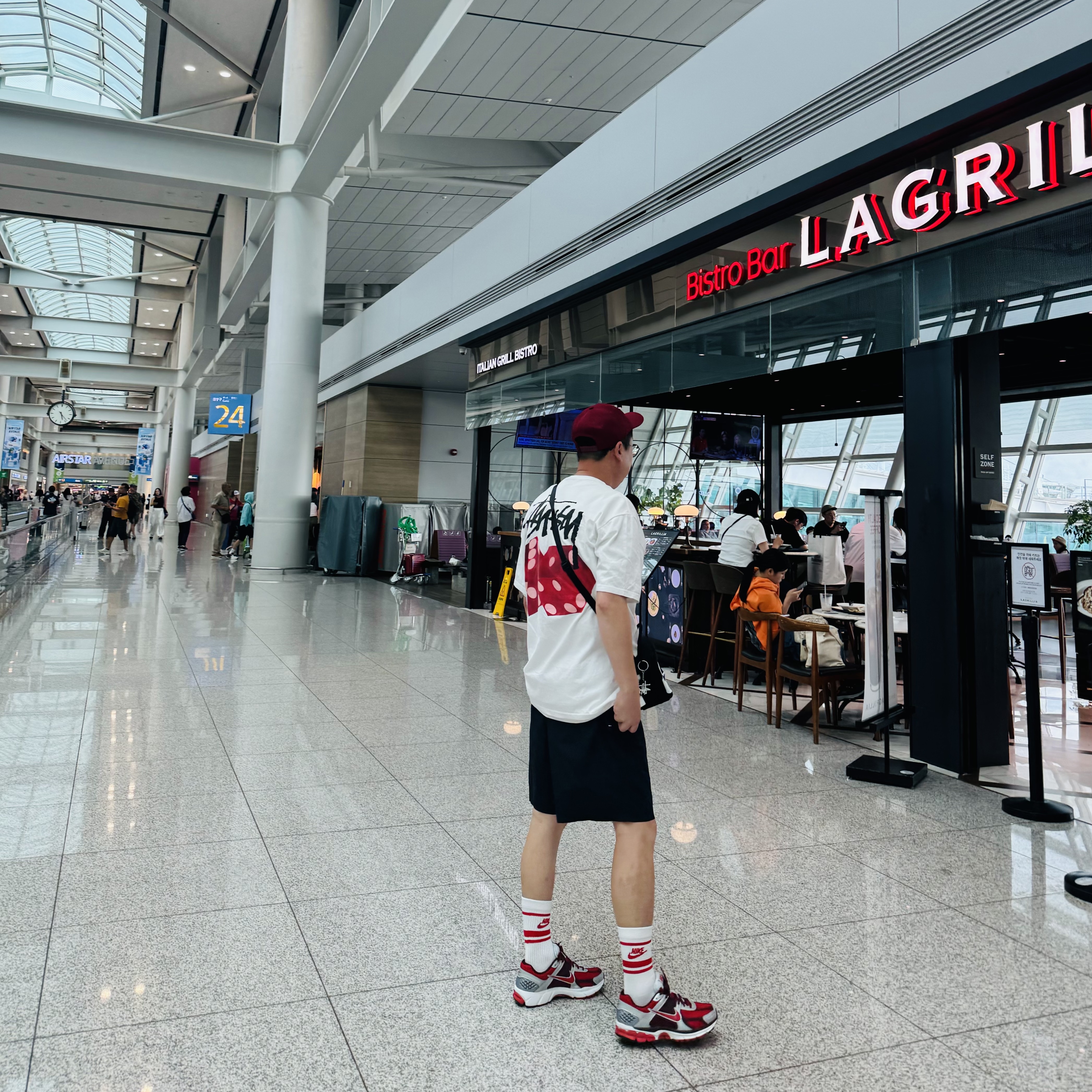 Stussy Low Profile Stock Dice Snapback Maroon, Stussy Diced Out T-Shirt White μ°©μ© μ€νμΌ - 4
