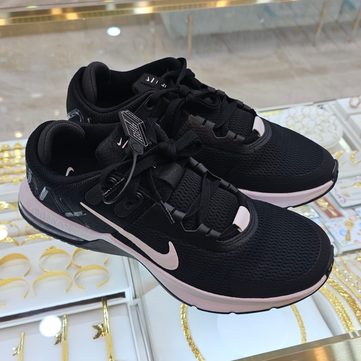 Nike Air Max Alpha Trainer 4 Black White 착용 스타일 - 1