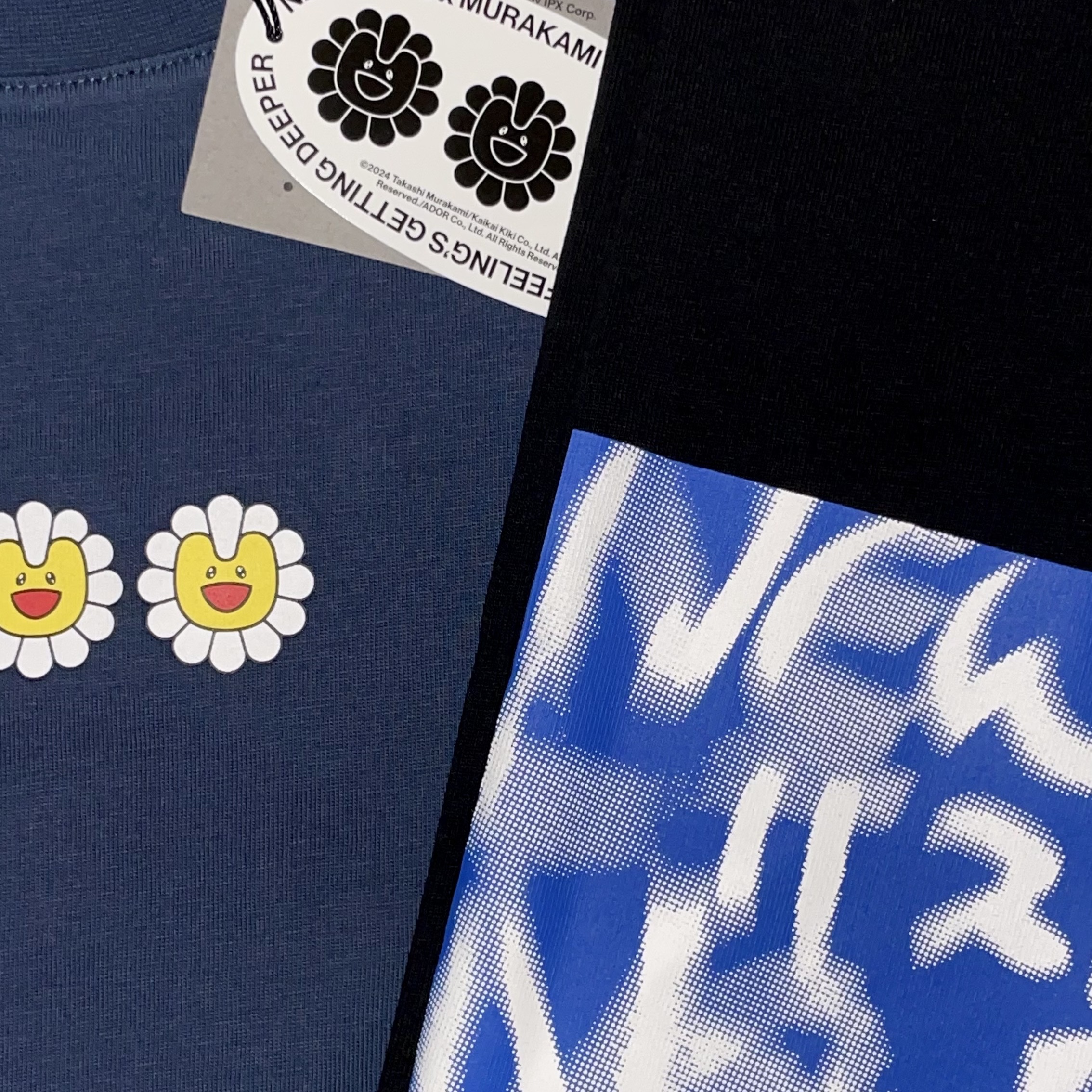 NewJeans x Hiroshi Fujiwara Coller T-Shirt Black Ver. 3, NewJeans x Murakami T-Shirt Navy 착용 스타일