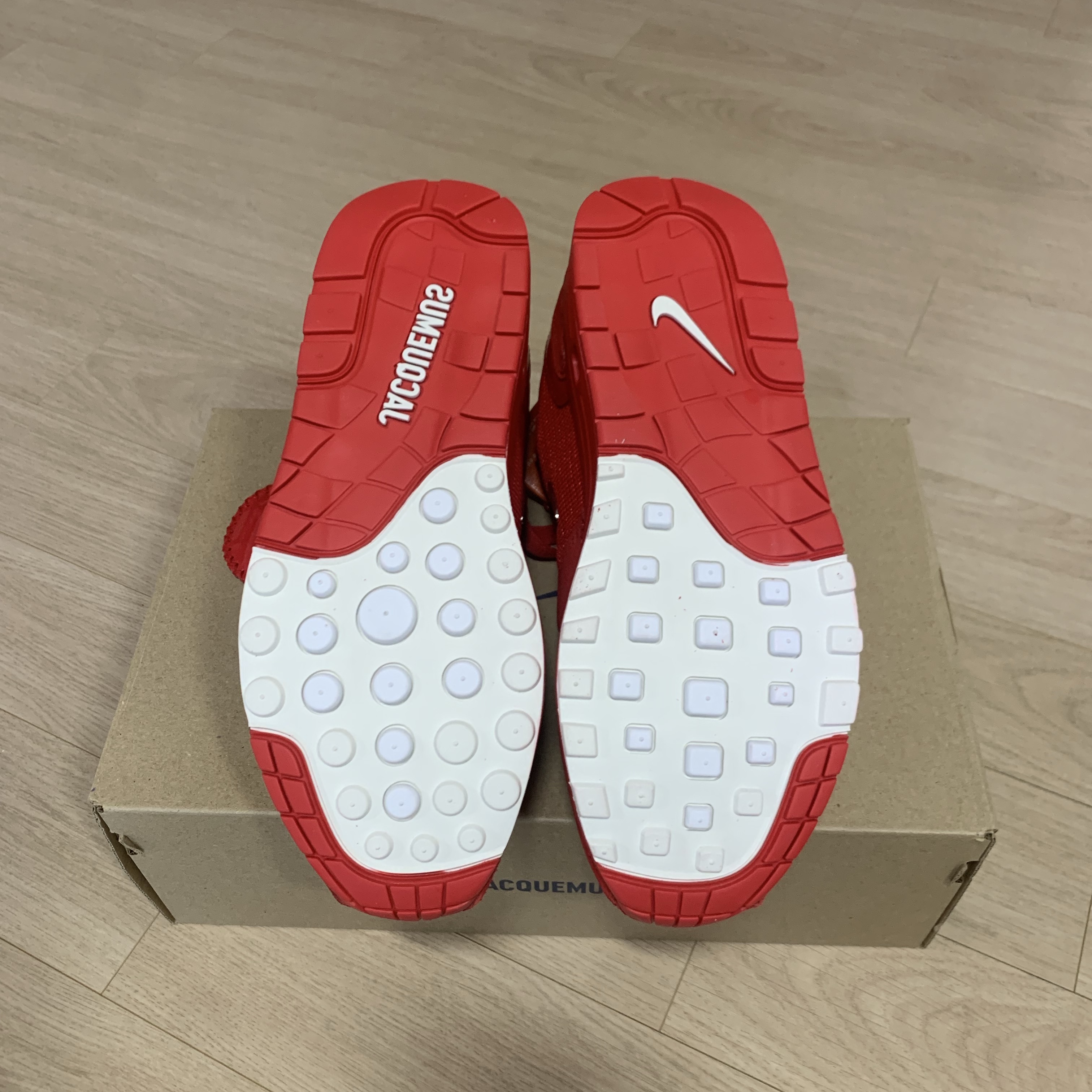 Nike x Jacquemus Air Max 1 '86 University Red and Metallic Silver 착용 스타일 - 6