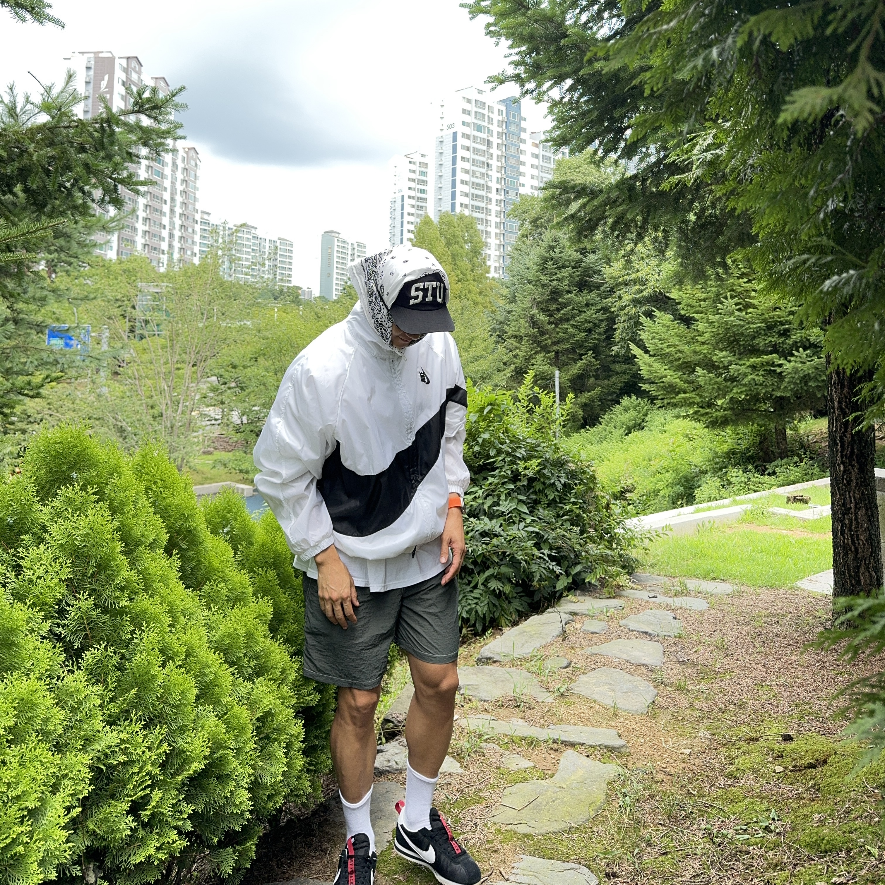 Stussy Stu Arch Strapback Cap Black, Nike NRG Heritage Big Swoosh Jacket White Black 착용 스타일 - 2