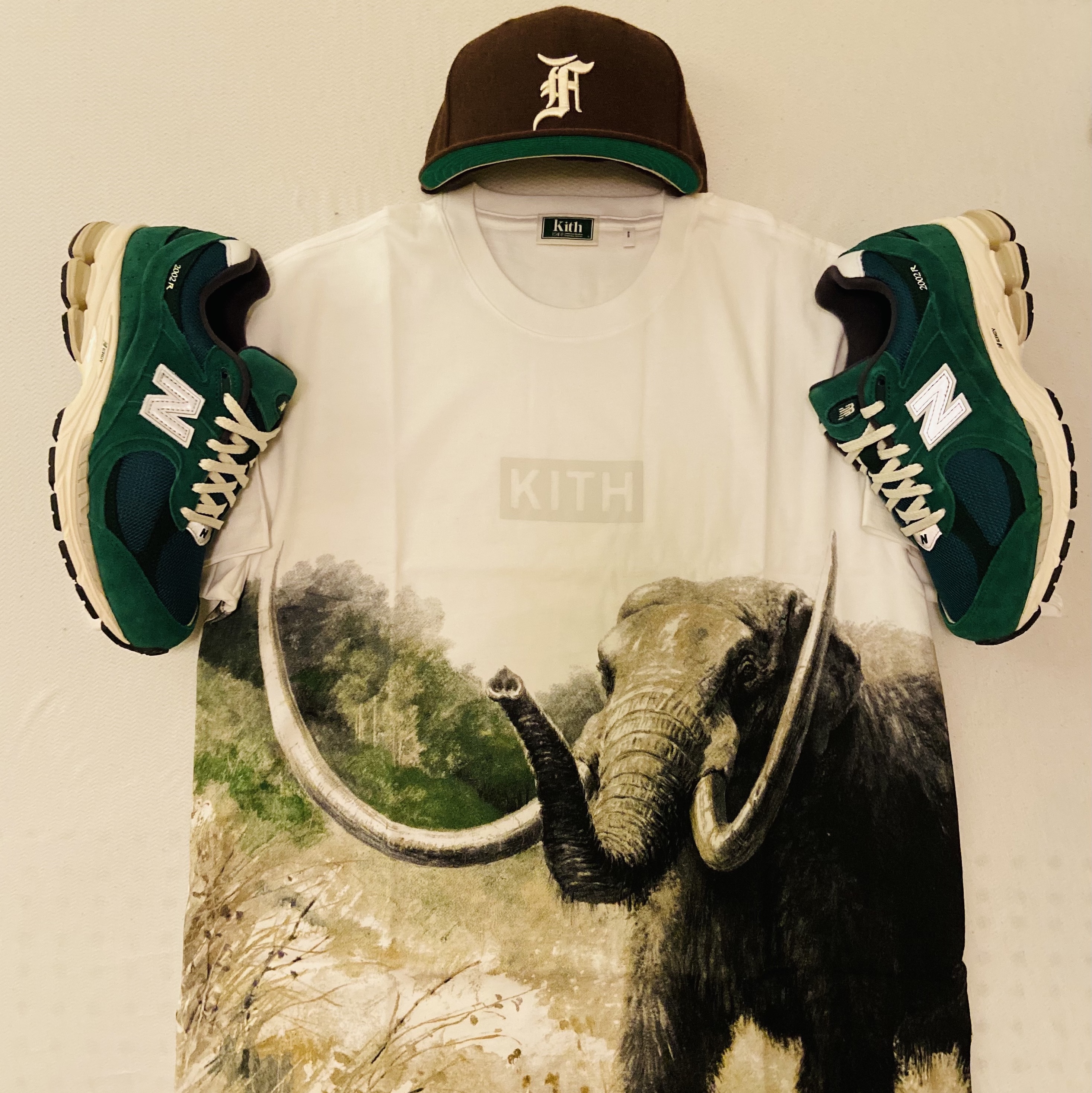 New Balance 2002R Nightwatch Green, New Era x Fear of God 59FIFTY Corduroy Size Cap Walnut 착용 스타일