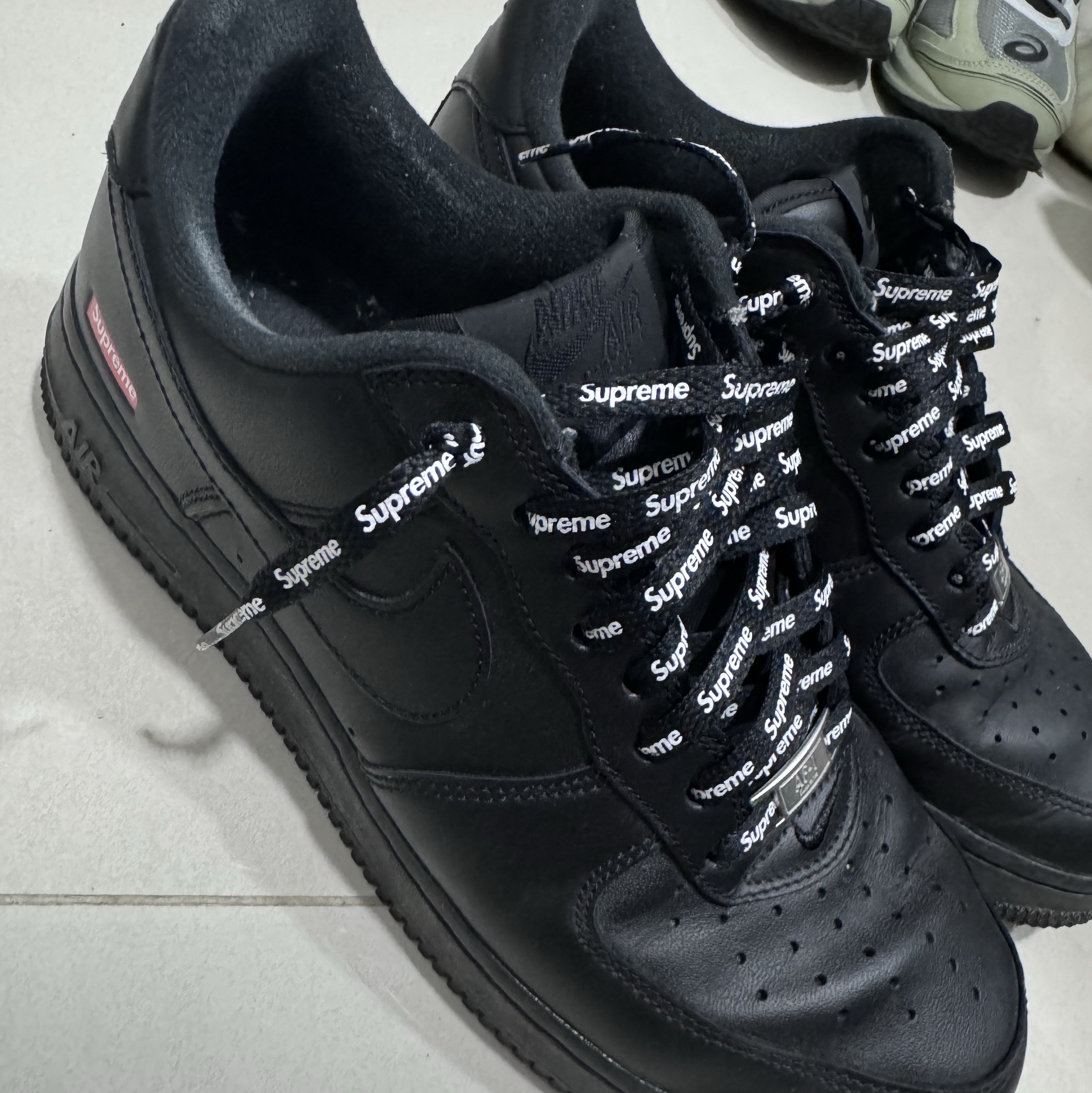 Nike x Supreme Air Force 1 Low Black 착용 스타일