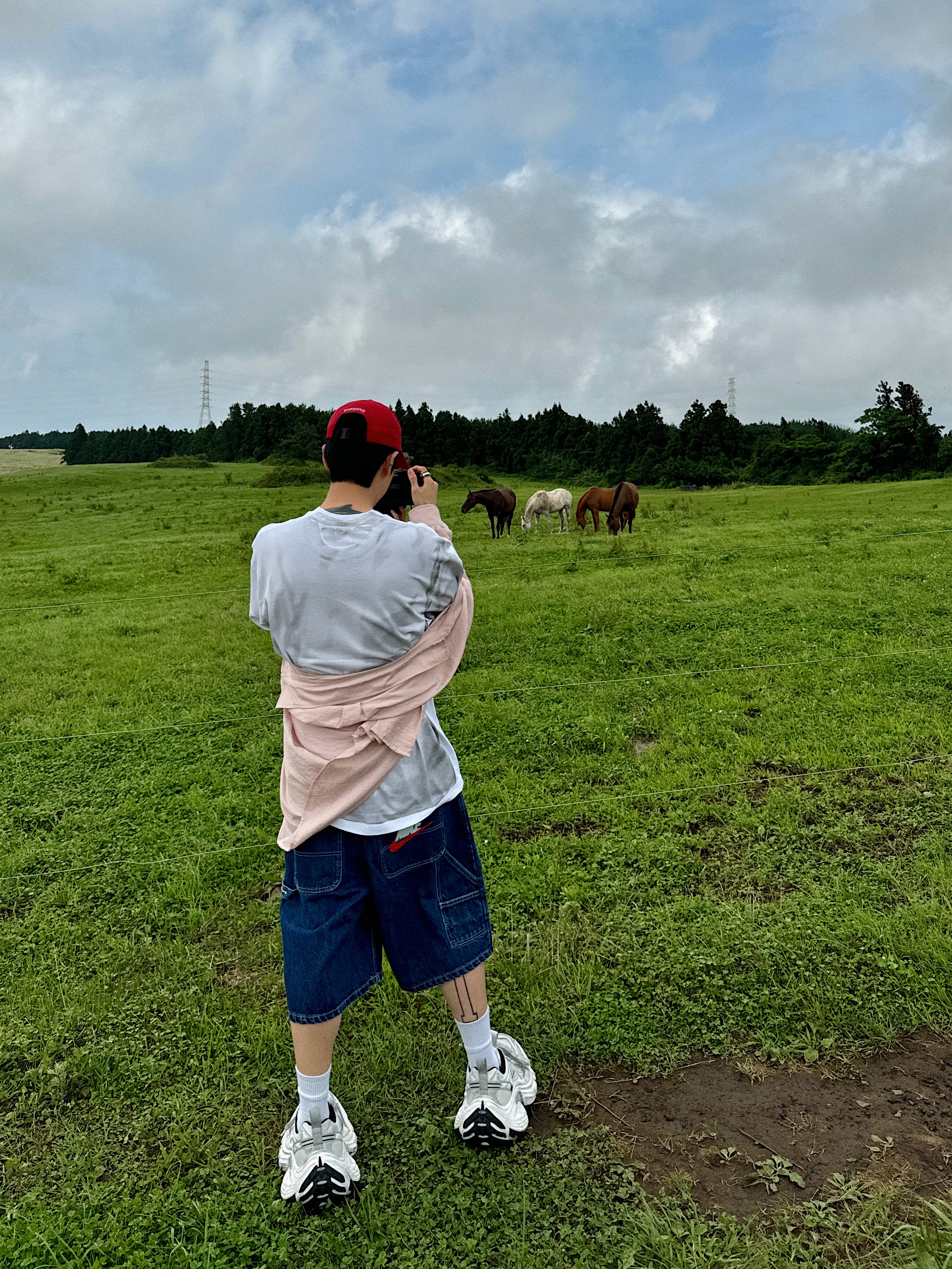 Supreme Seersucker S Logo 6-Panel Red - 24SS, Supreme x MM6 Maison Margiela Box Logo T-Shirt White - 24SS 착용 스타일 - 3