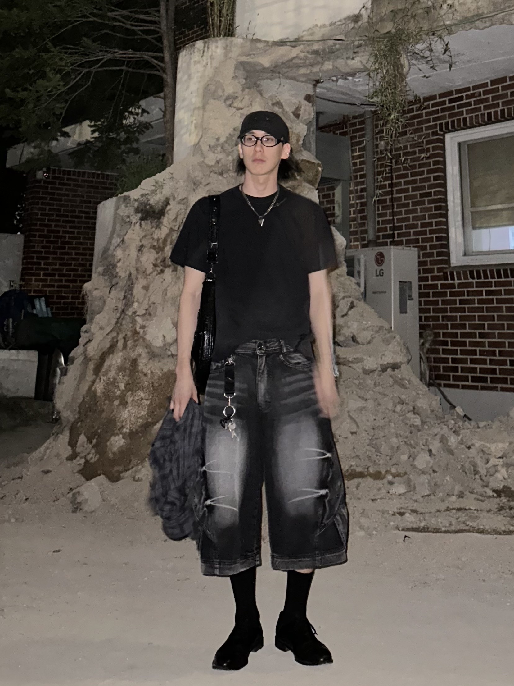 BLR Curved Cover Cargo Bermuda Washing Denim Pants Black, BLR Destroyed Gradation Bleached Short Sleeve T-Shirt Black 착용 스타일