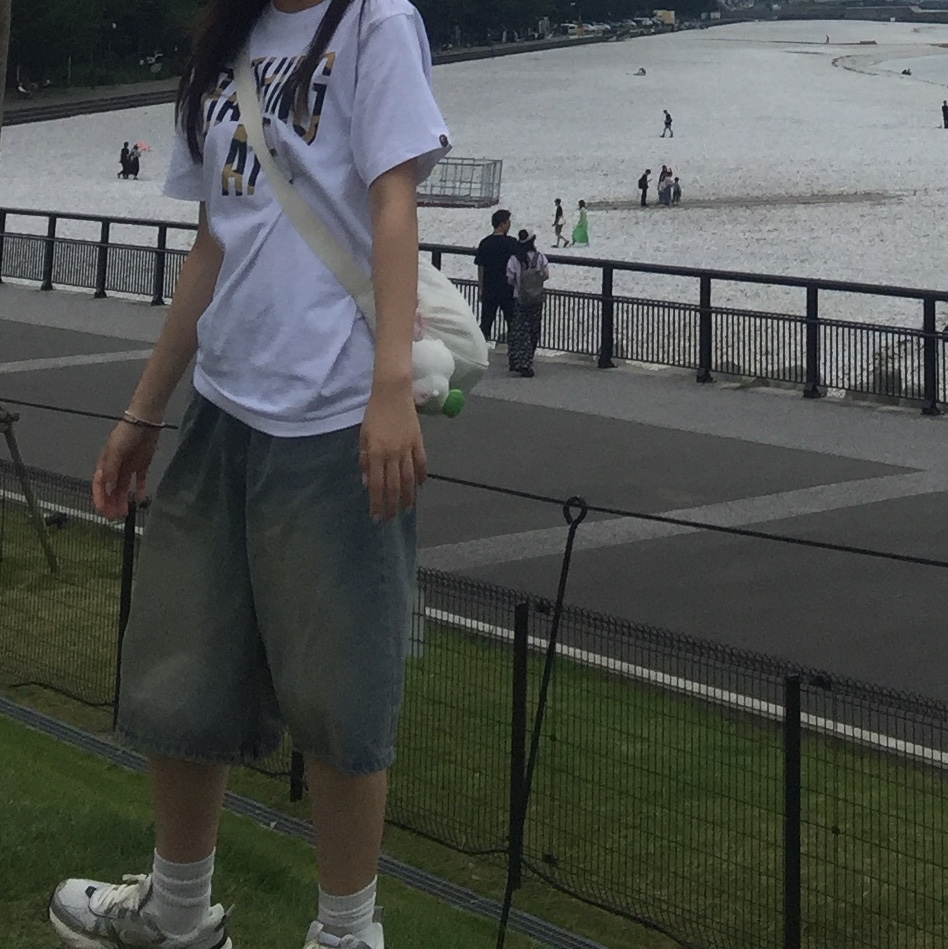 BAPE 1st Camo Nyc Logo T-Shirt White, (W) Nike V2K Run White Khaki 착용 스타일