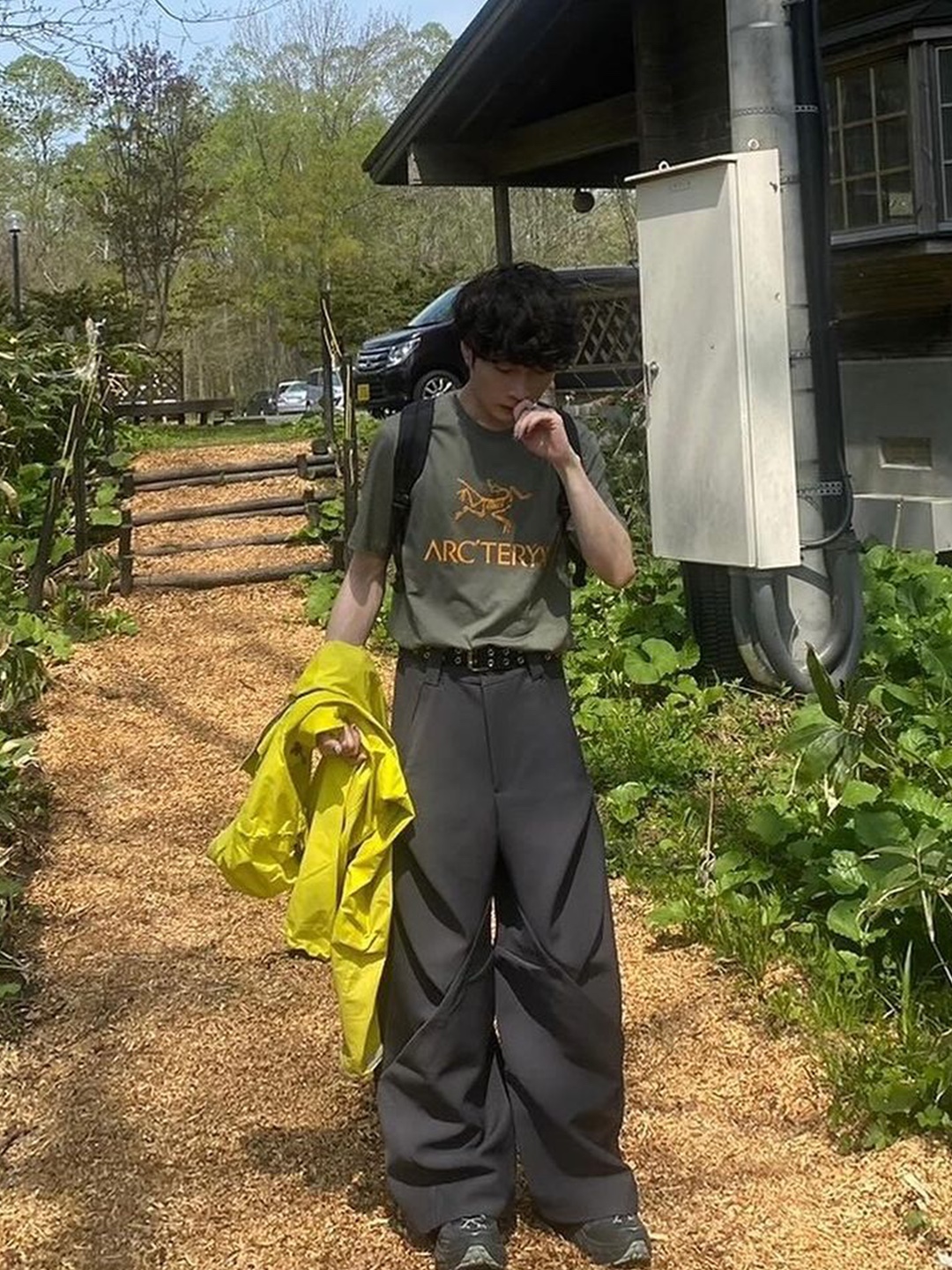Arc'teryx Cormac Logo SS T-Shirt Black Heather, Arc'teryx Arc'word Logo SS T-Shirt Forage 착용 스타일 - 3