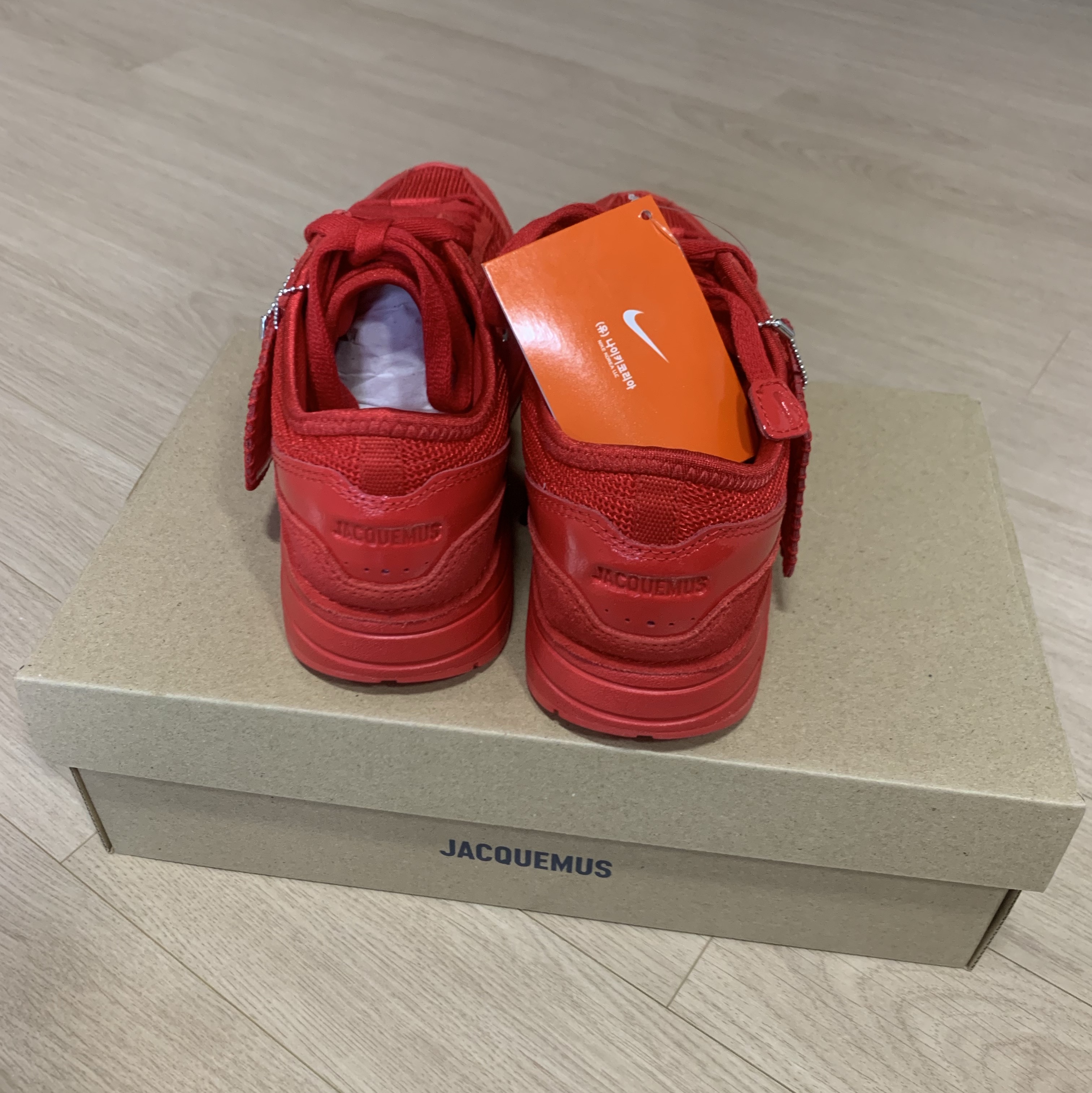 Nike x Jacquemus Air Max 1 '86 University Red and Metallic Silver 착용 스타일 - 5