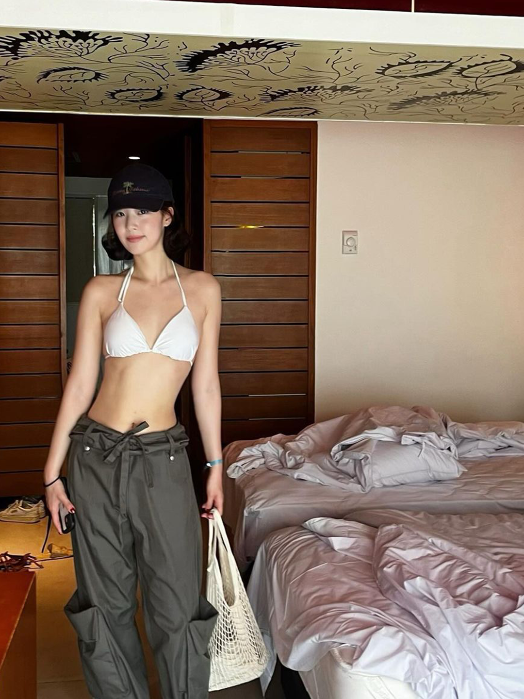 (W) Khy Micro Triangle Bikini Top Chocolate, (W) Lisa Marie Fernandez Striped Seersucker Halterneck Bikini Pink 착용 스타일 - 5
