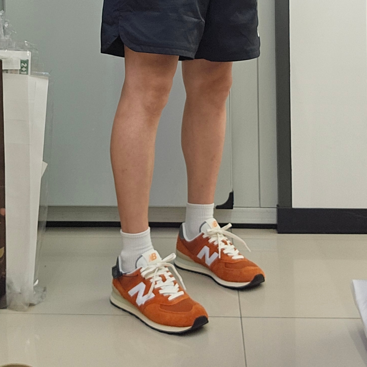New Balance 574 Heritage Orange Burst White, Nike NSW Woven Lined Flow Shorts Black - Asia 착용 스타일 - 2