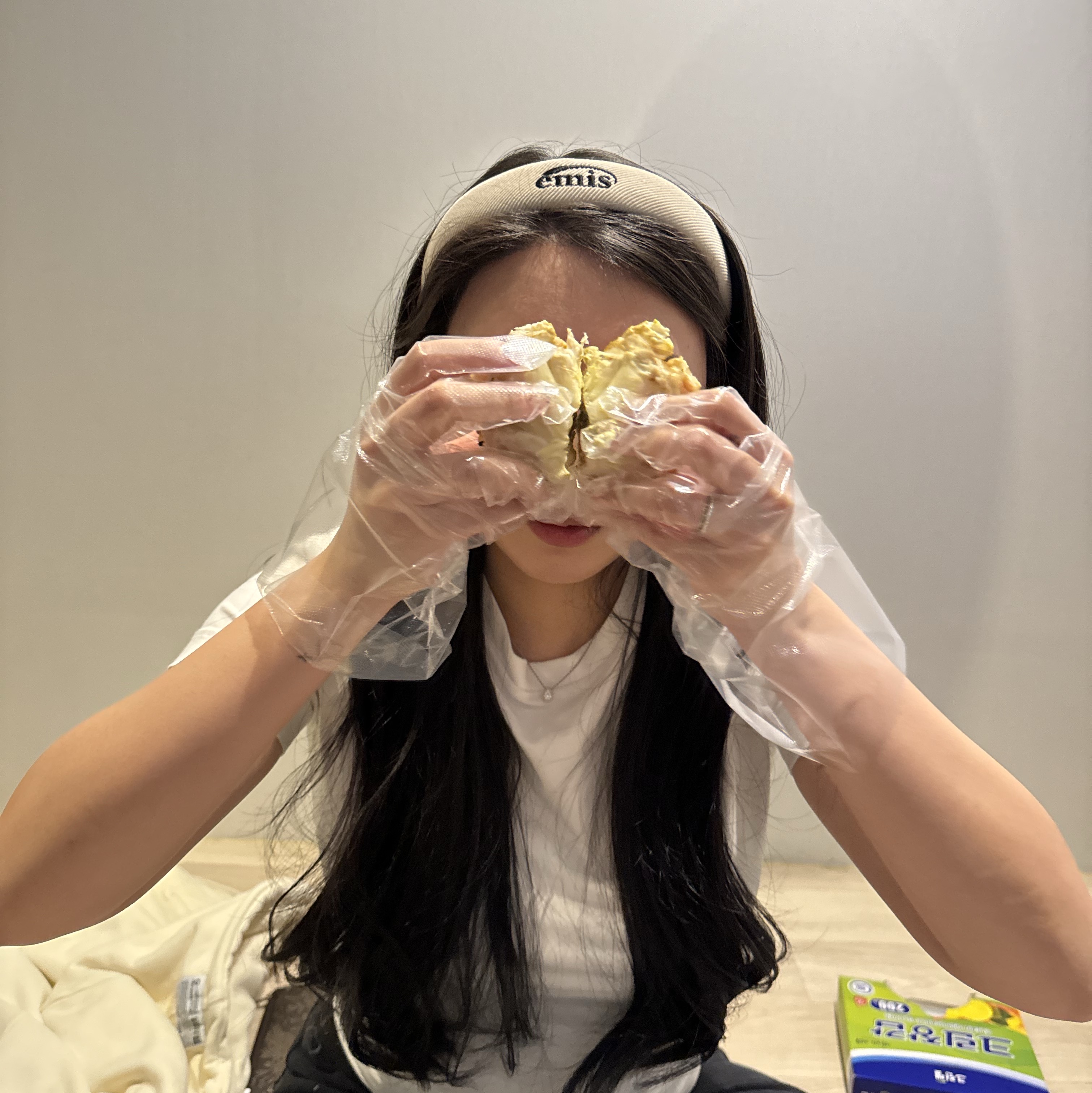 (W) Emis Corduroy Wide Hairband Light Beige 착용 스타일 - 2