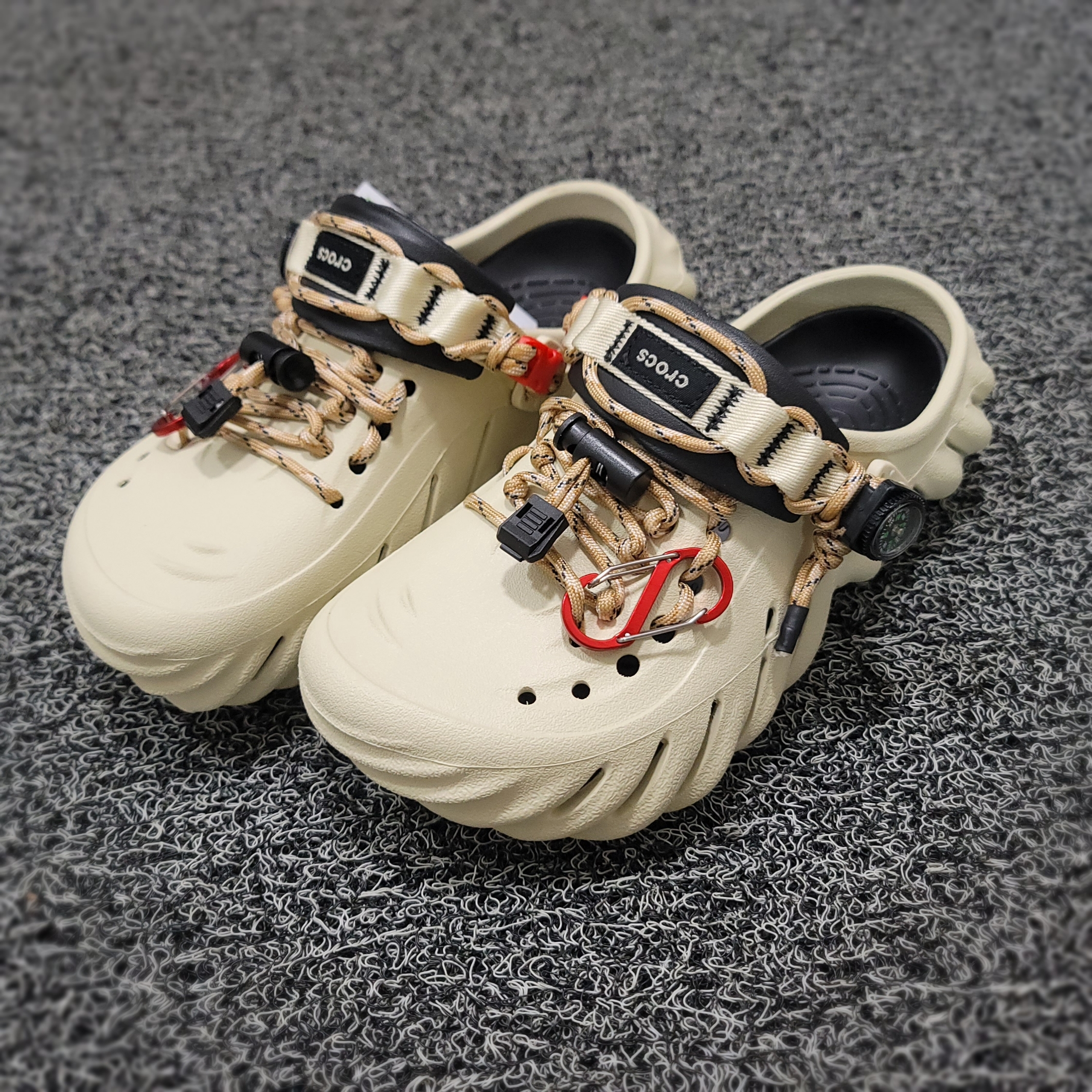 Crocs Echo Clog Bone Black 착용 스타일 - 2