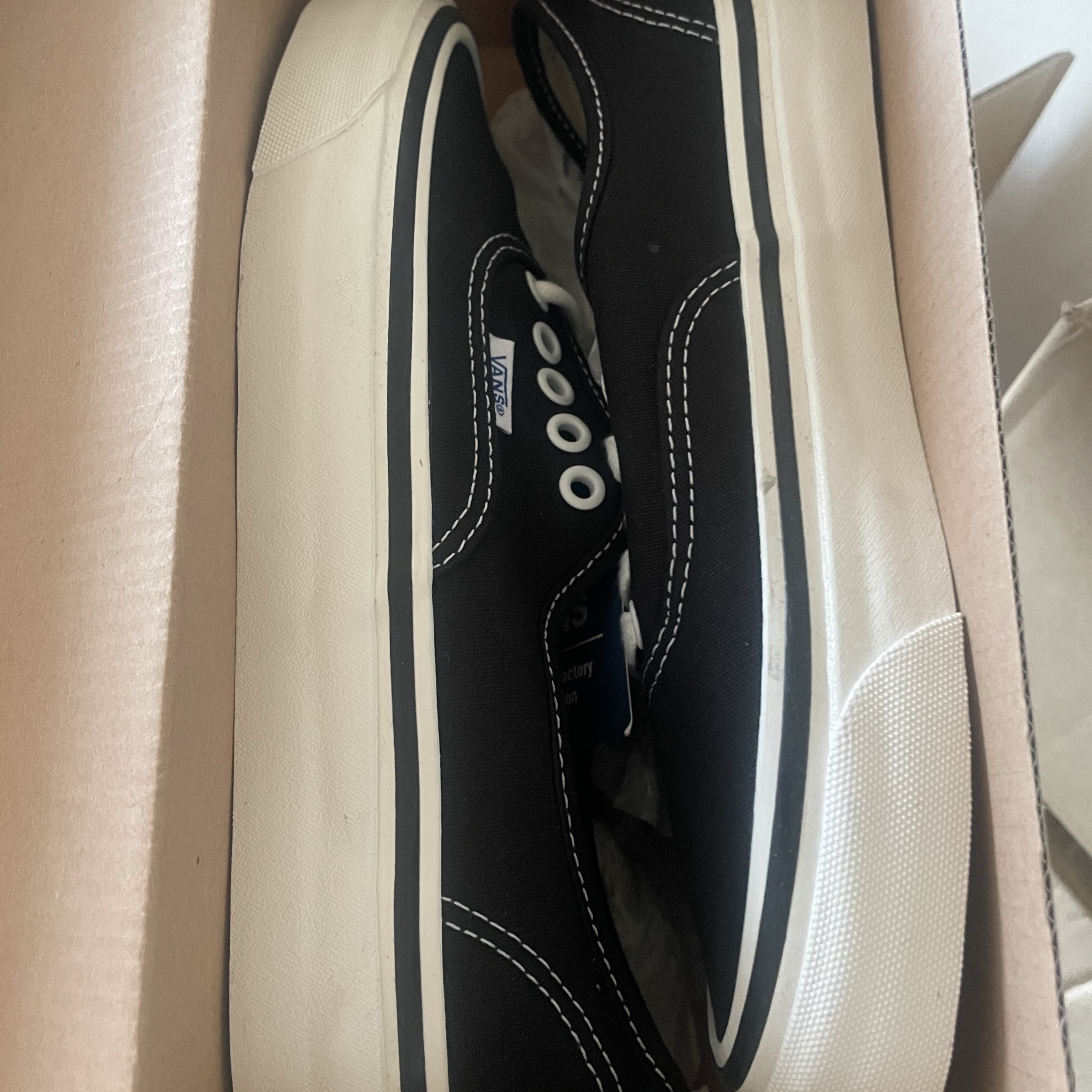 Vans Authentic 44 DX Anaheim Factory Black 착용 스타일