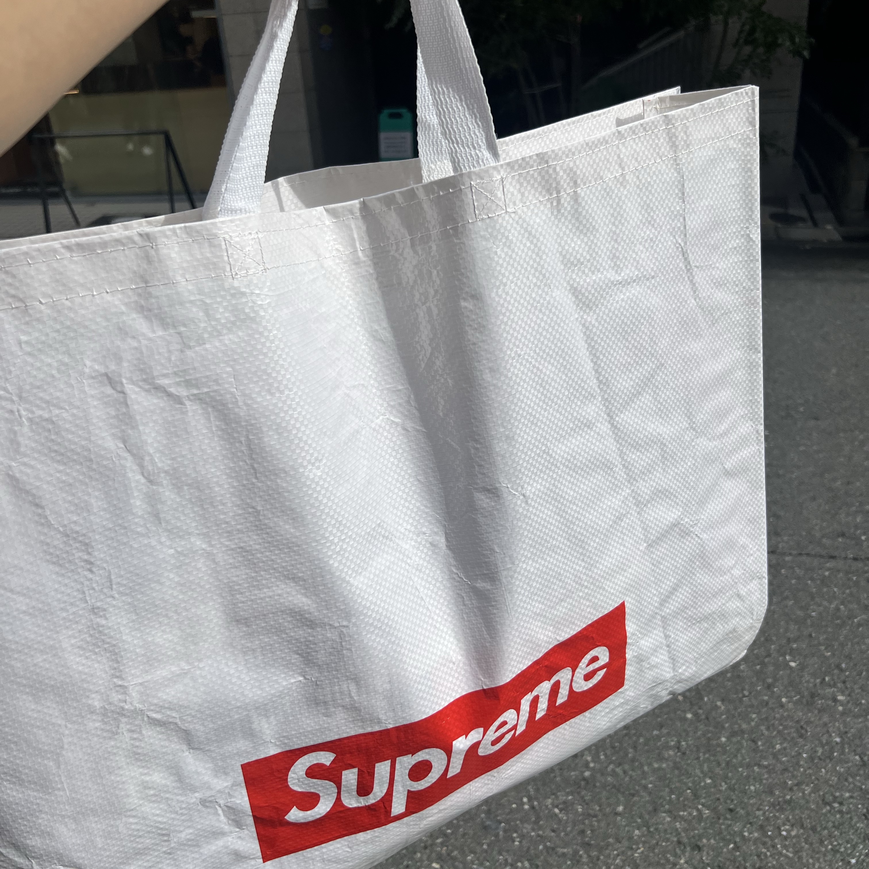 Supreme Hanes Crew Socks White (4 Pack), Supreme Woven Tote Black - 24SS 착용 스타일 - 3