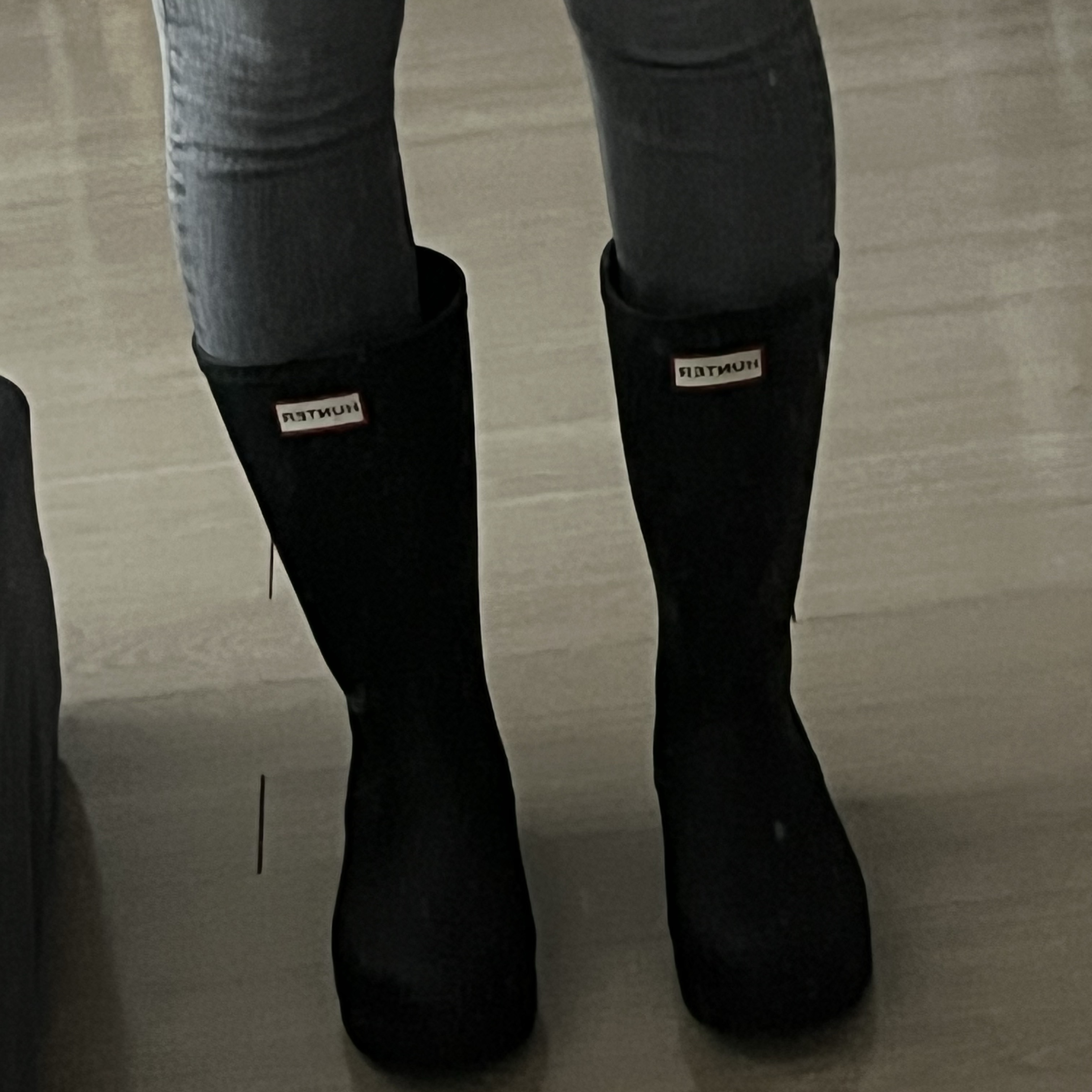 (W) Hunter Play Tall Wellington Rain Boots Black 착용 스타일 - 2
