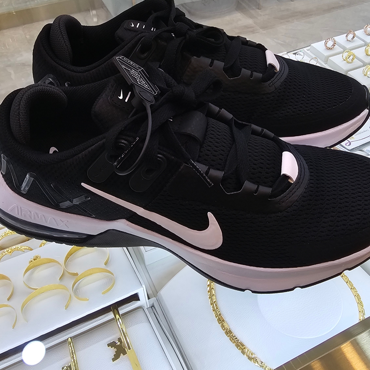 Nike Air Max Alpha Trainer 4 Black White 착용 스타일 - 4