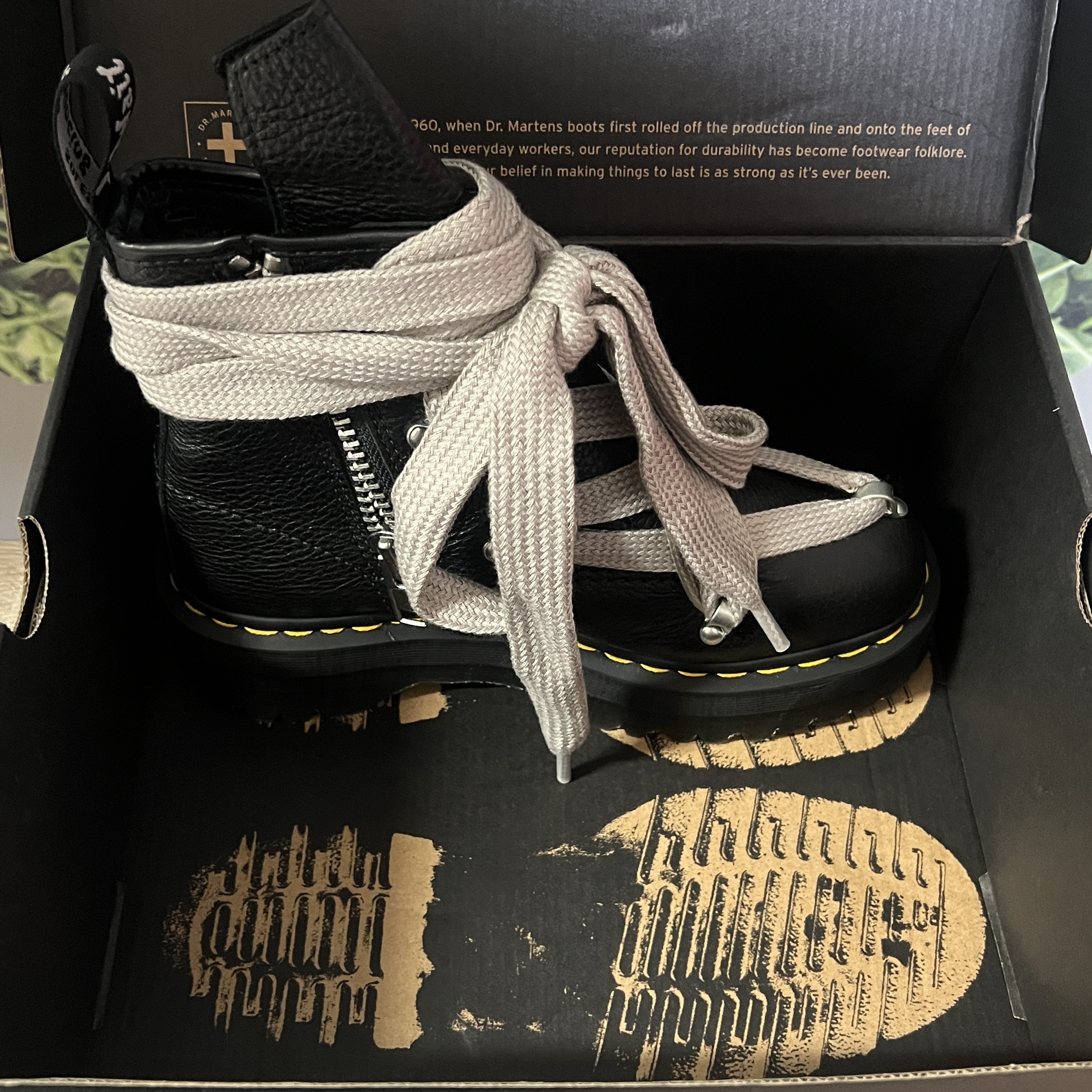 Dr. Martens x Rick Owens 1460 RO Quad 착용 스타일 - 4