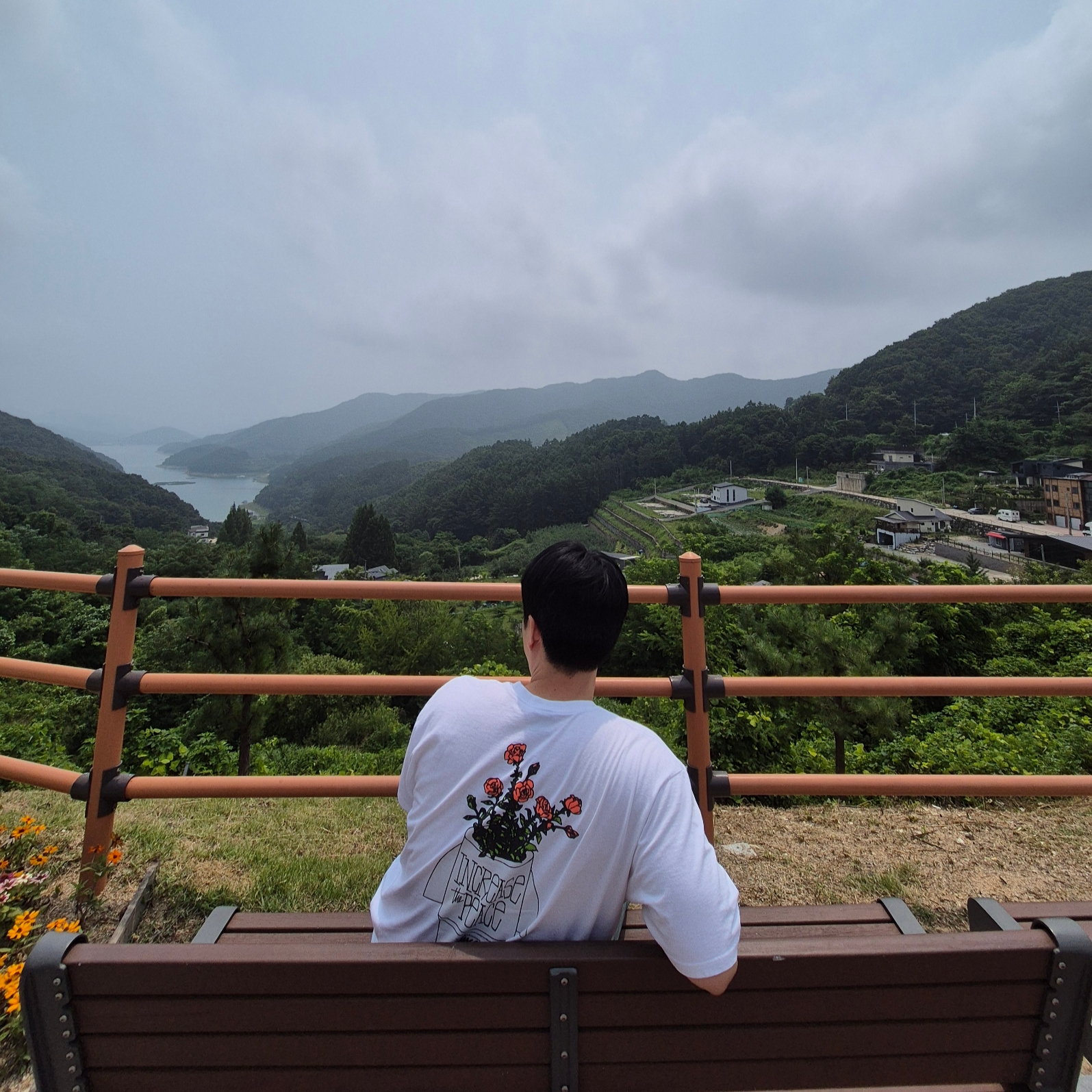 Stussy Flower Bomb T-Shirt White 착용 스타일