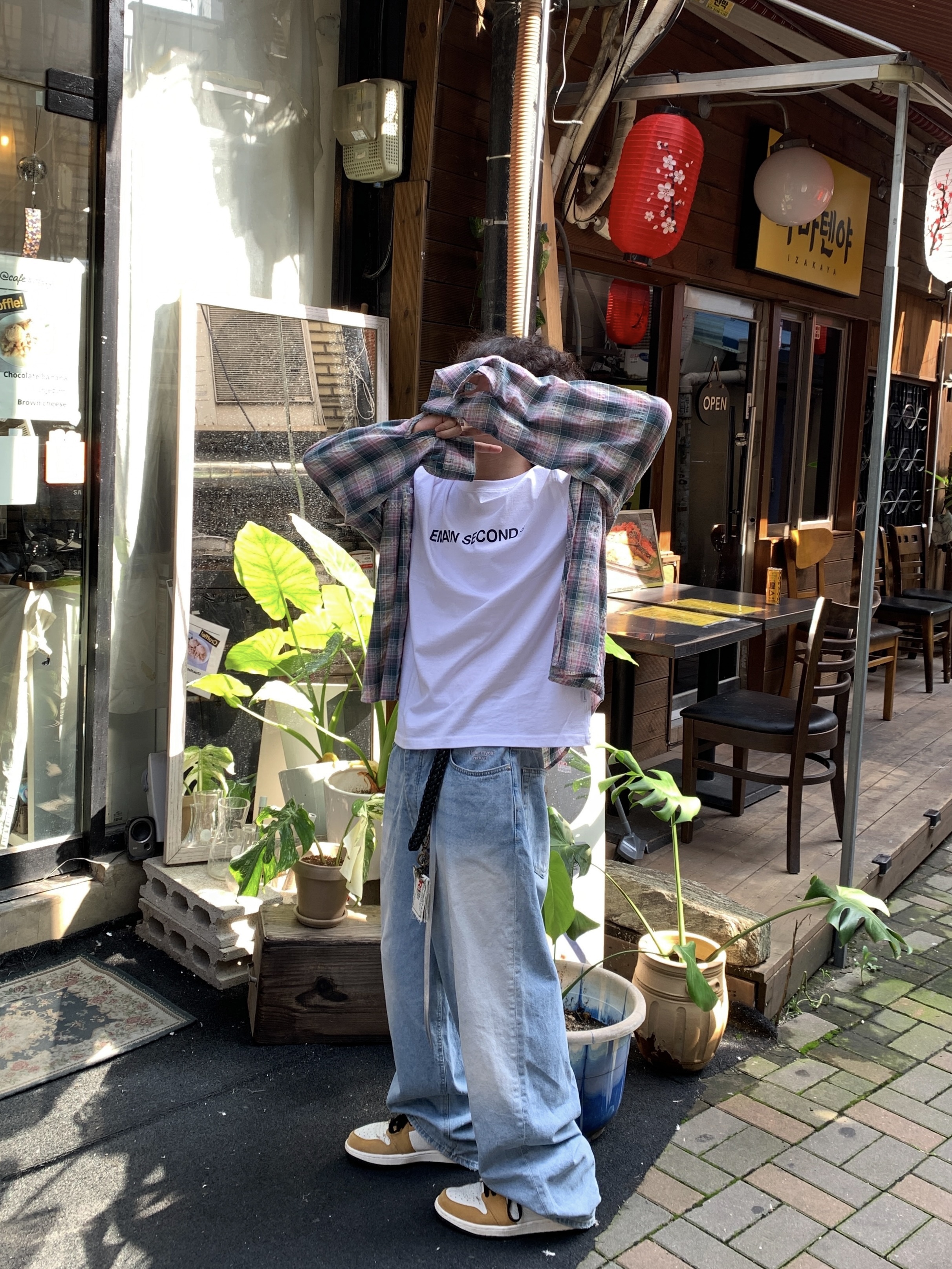 Jordan 1 Retro High Rookie of the Year, Undermycar Mu.31 Anti Fxxking Logo Play Brush Washed Wide Jeans Sky Blue 착용 스타일 - 1