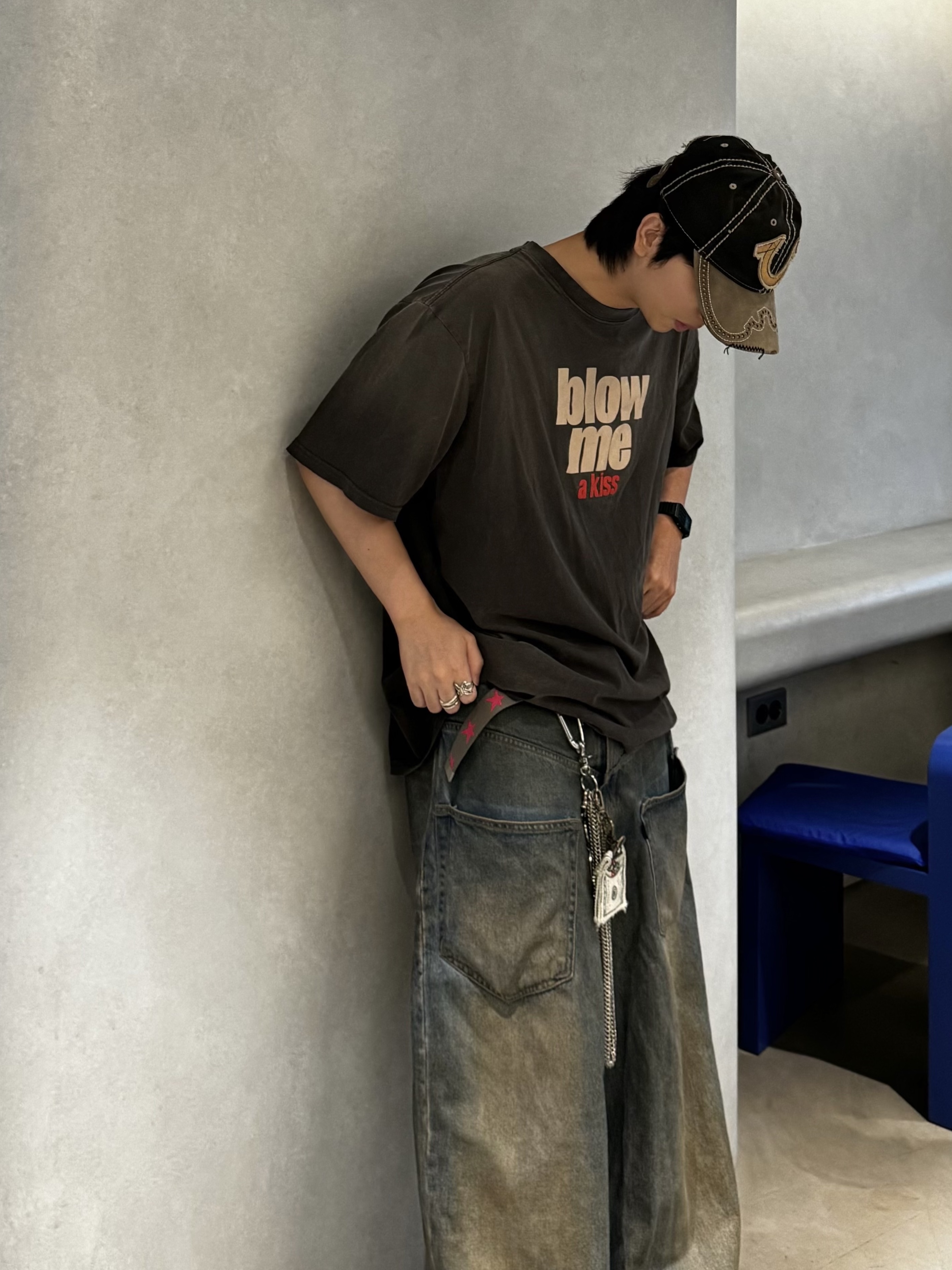 Project G/R Blow Me Washed T-Shirt Brown, Project G/R Coated Backward Denim Pants Blue 착용 스타일 - 4