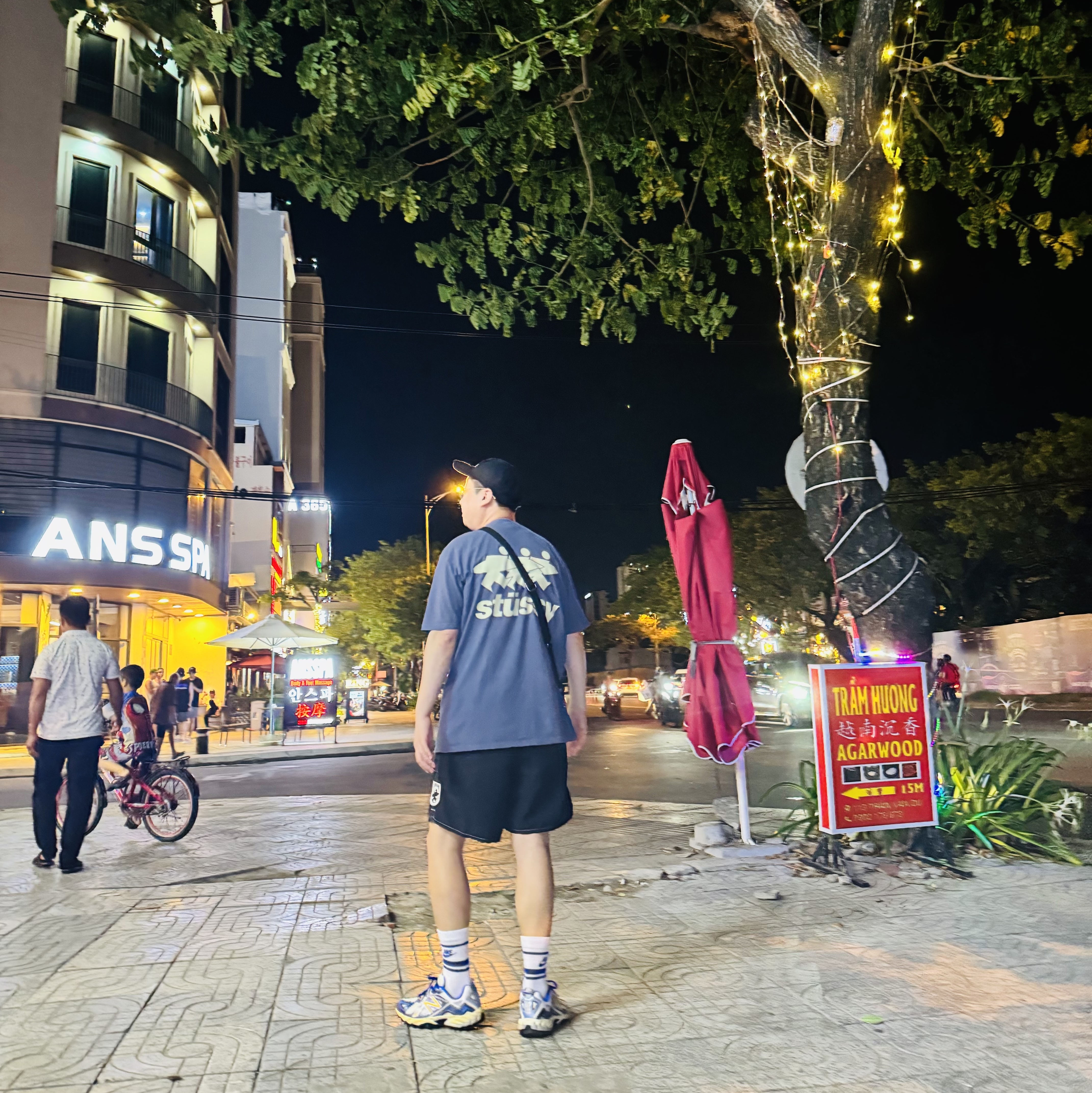 Stussy Bio Washed Big Logo Low Pro Cap Black, Stussy Surfwalk Pigment Dyed T-Shirt Indigo 착용 스타일 - 5