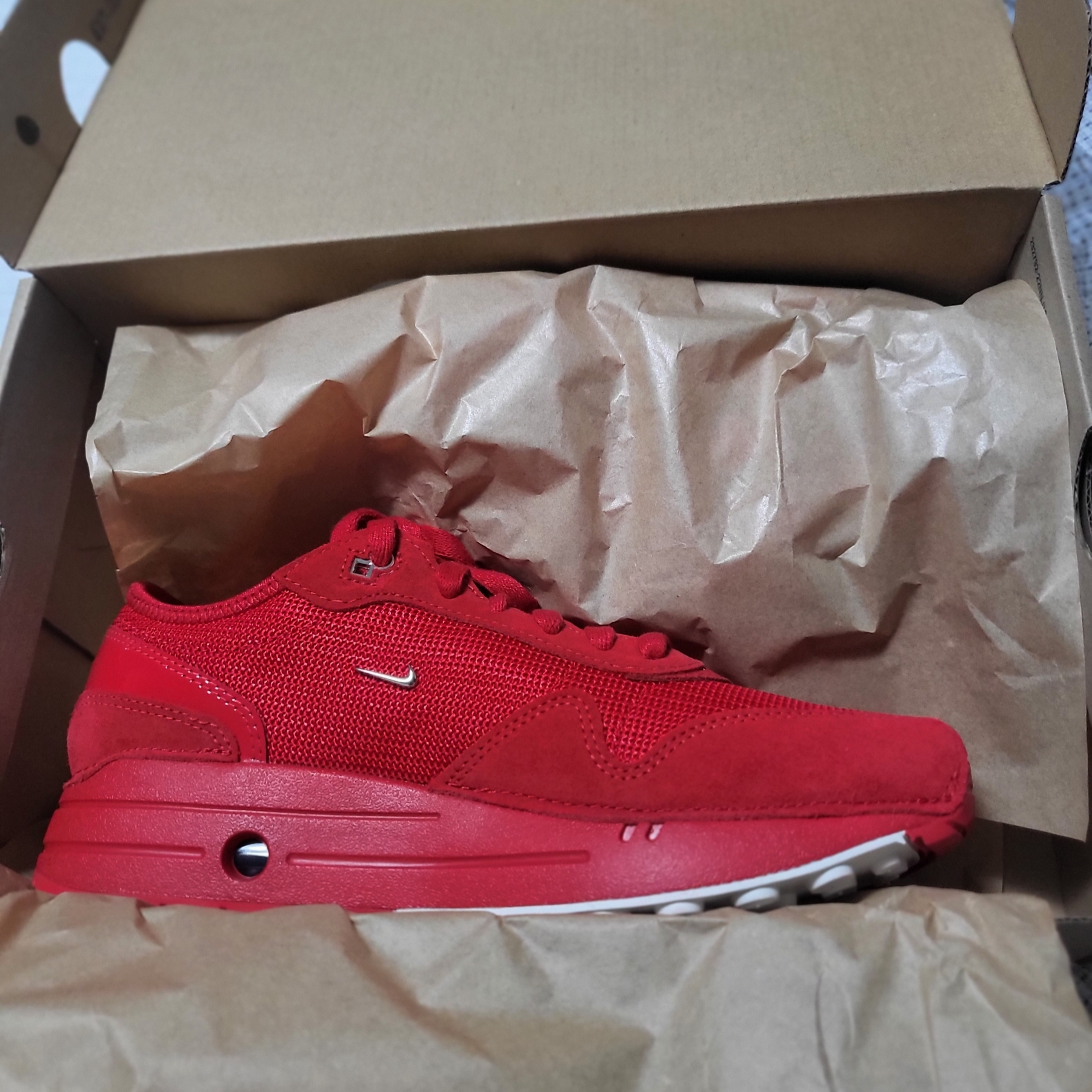 Nike x Jacquemus Air Max 1 '86 University Red and Metallic Silver 착용 스타일 - 5