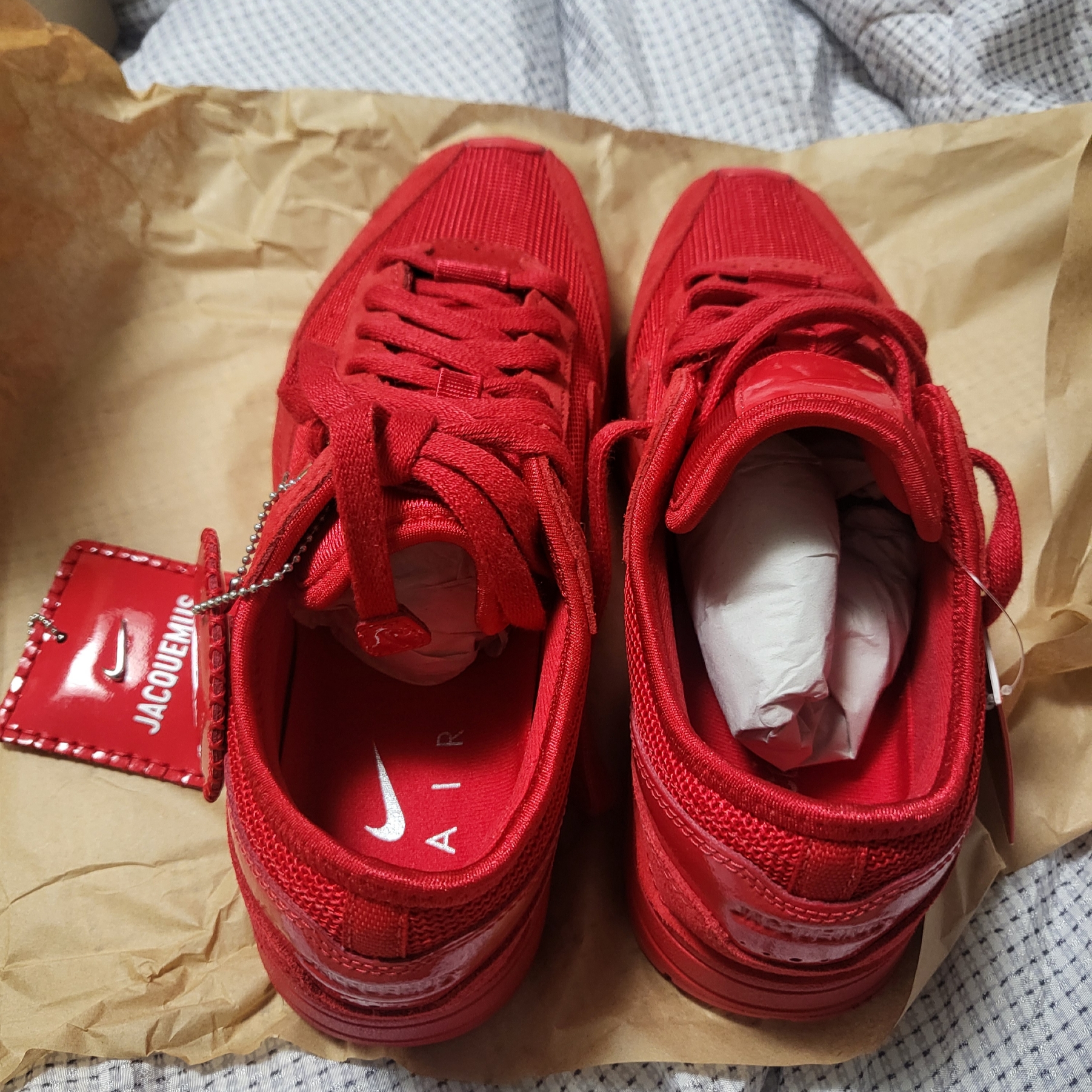 Nike x Jacquemus Air Max 1 '86 University Red and Metallic Silver 착용 스타일 - 2