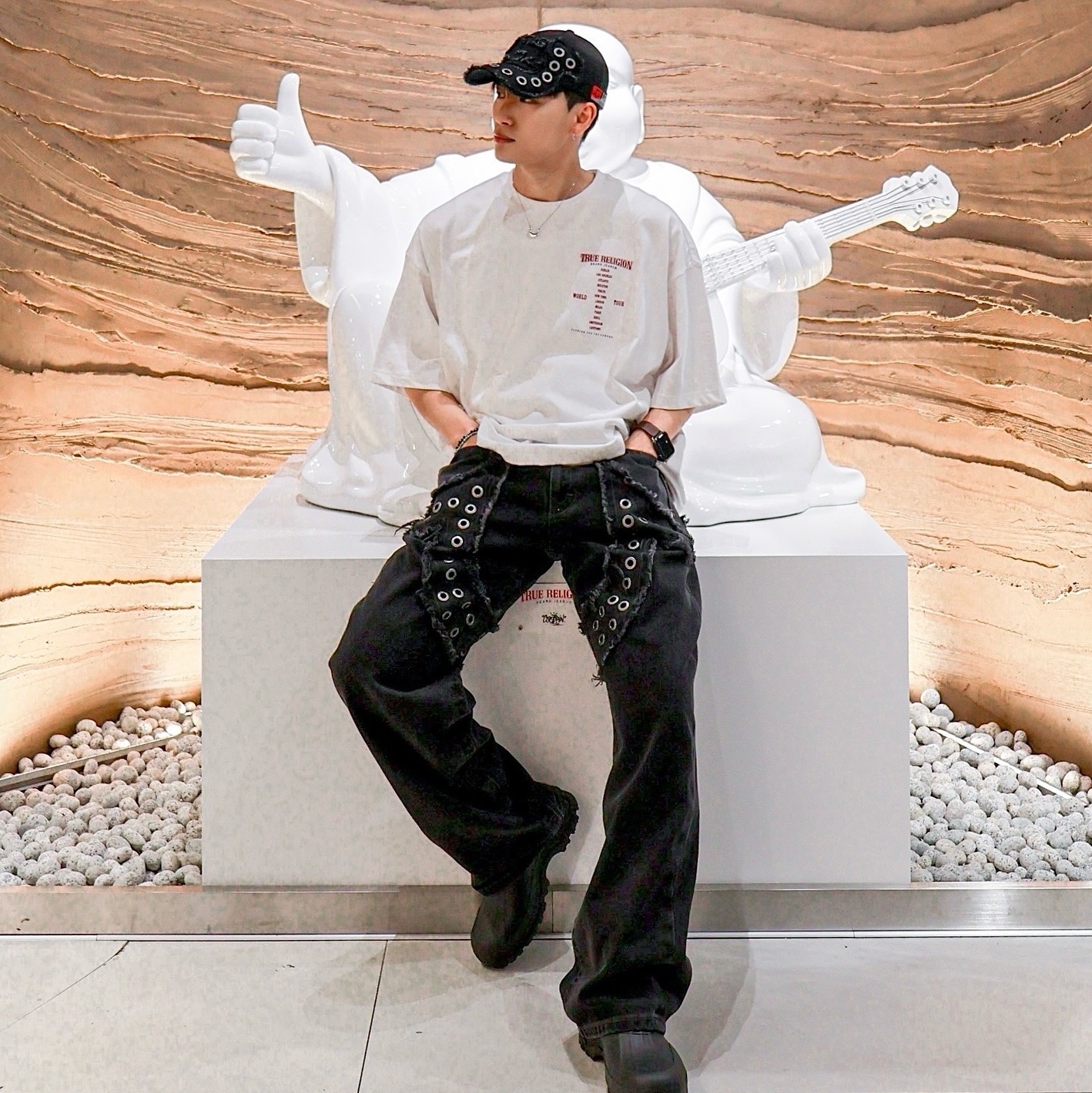 True Religion x Icyto Danger Horse Shoe Denim Pants Black, True Religion x Icyto Danger Horse Shoe Cap Black 착용 스타일