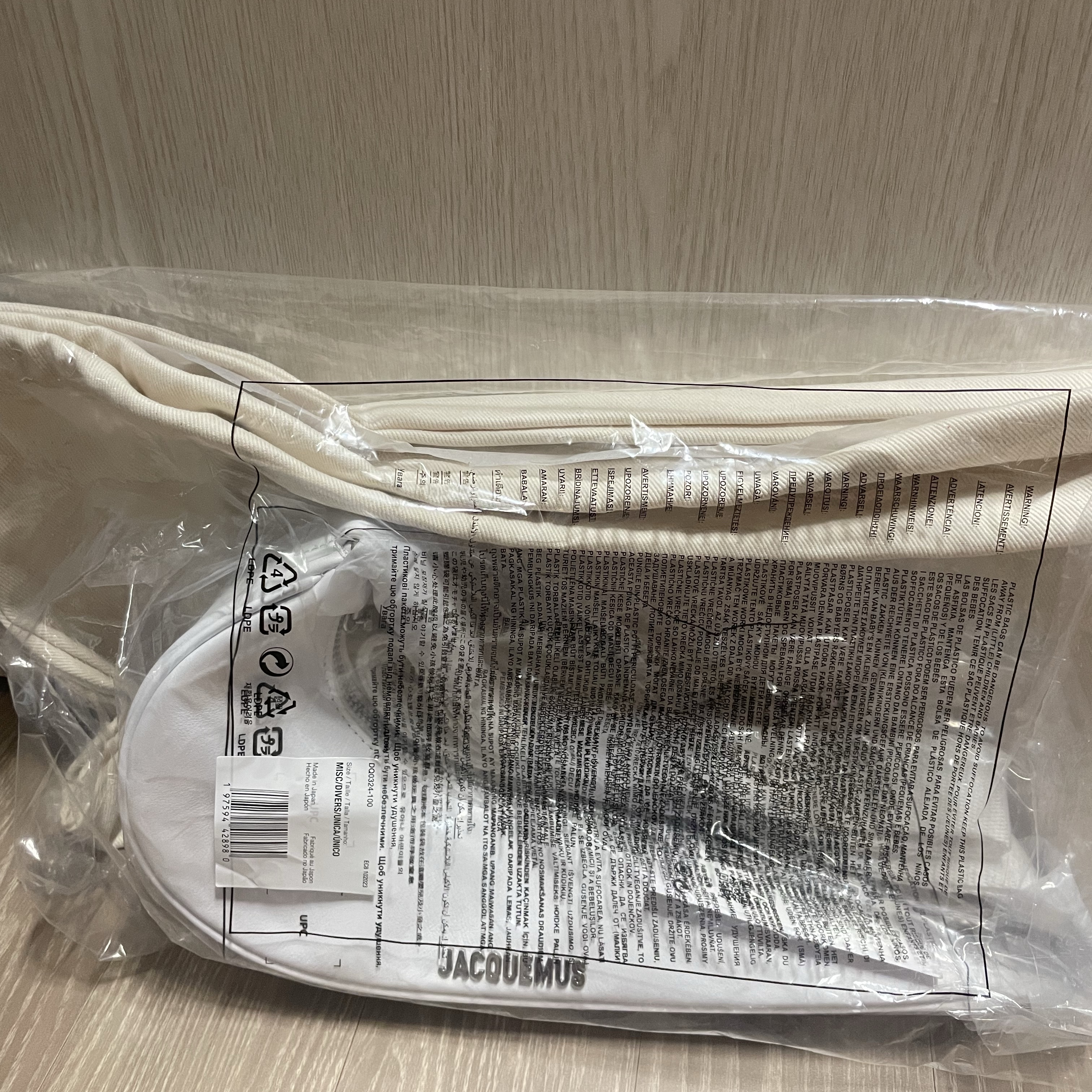 Jacquemus x Nike Le sac Small Swoosh Bag White 착용 스타일 - 2