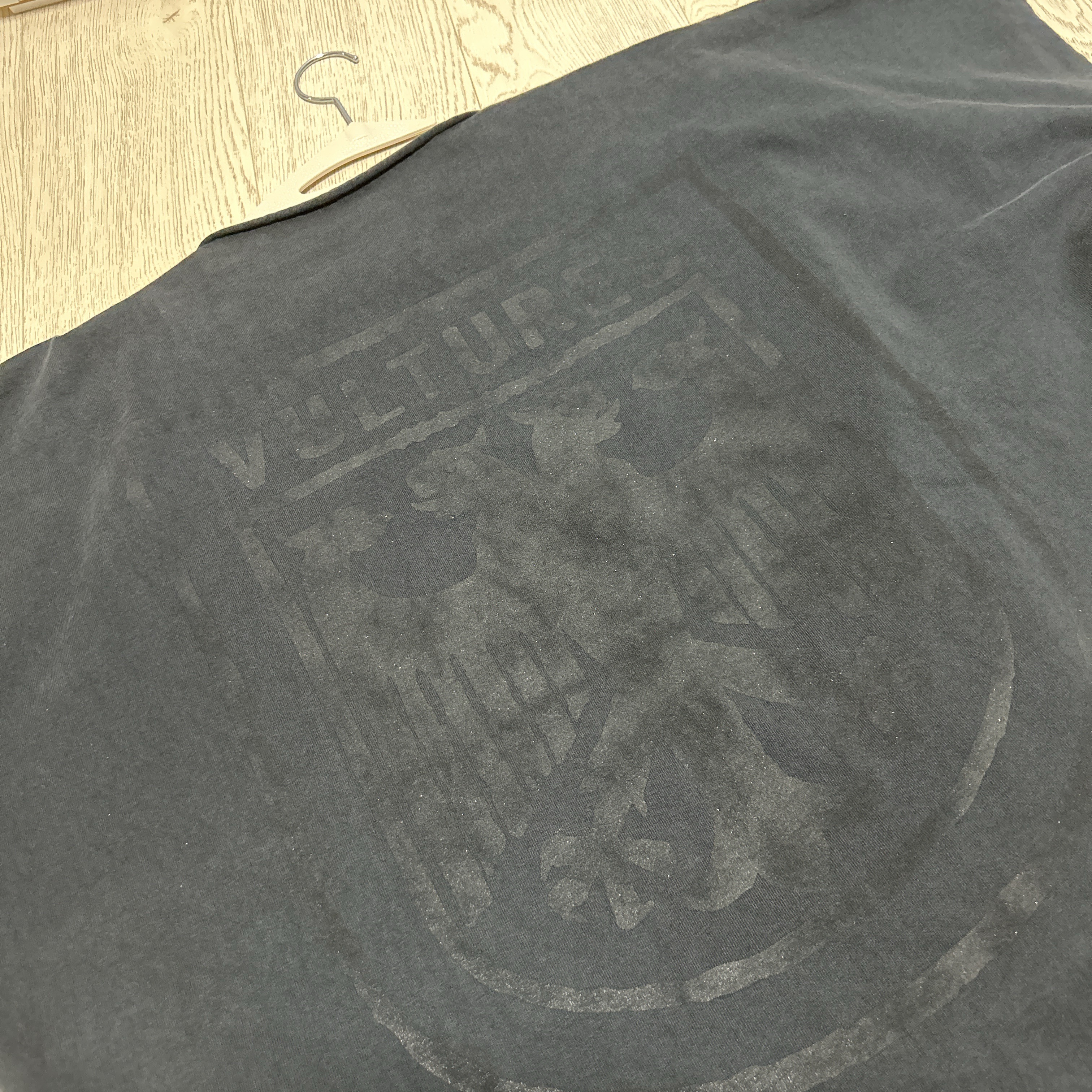 Yeezy Vultures Box T-Shirt Black 착용 스타일