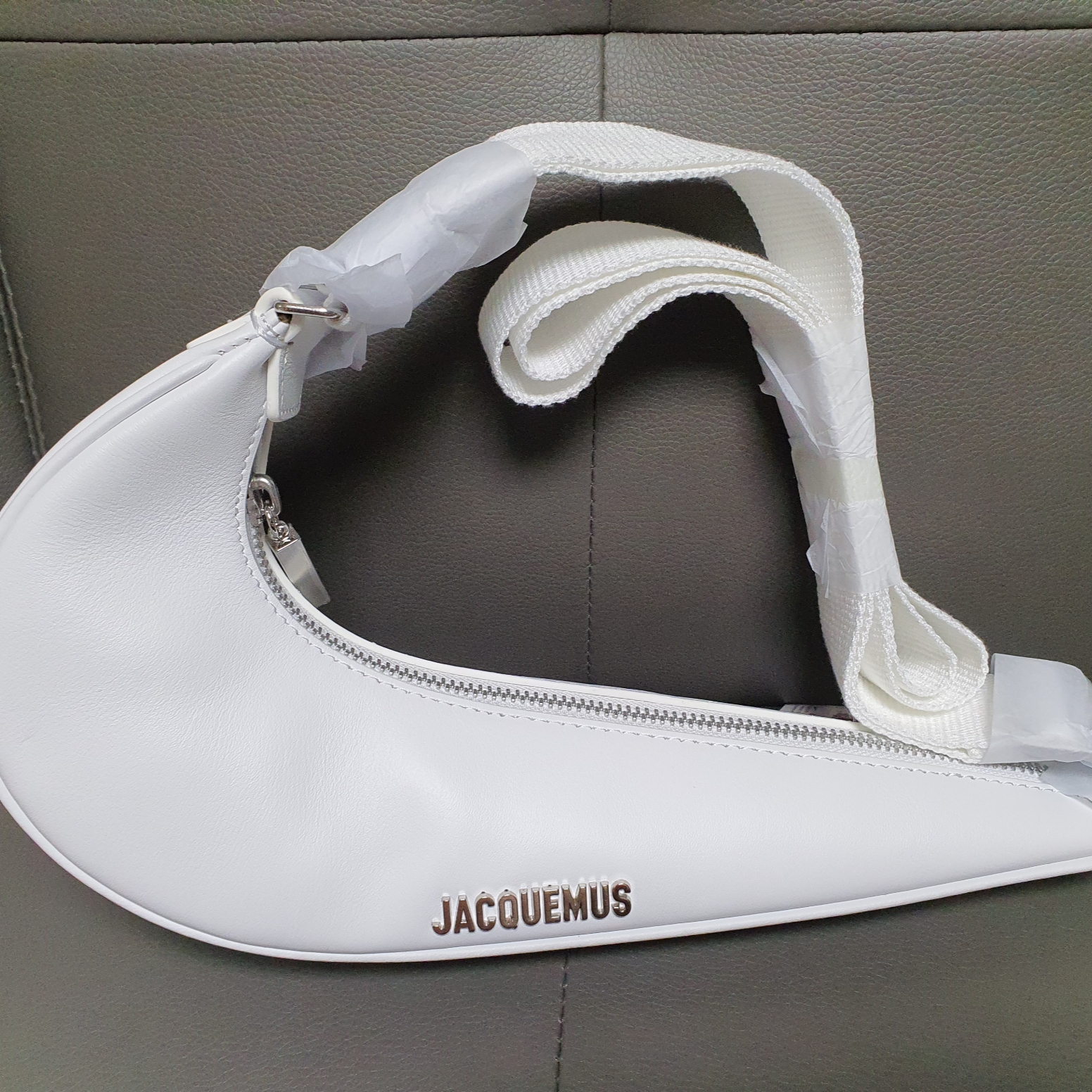 Jacquemus x Nike Le sac Small Swoosh Bag White 착용 스타일