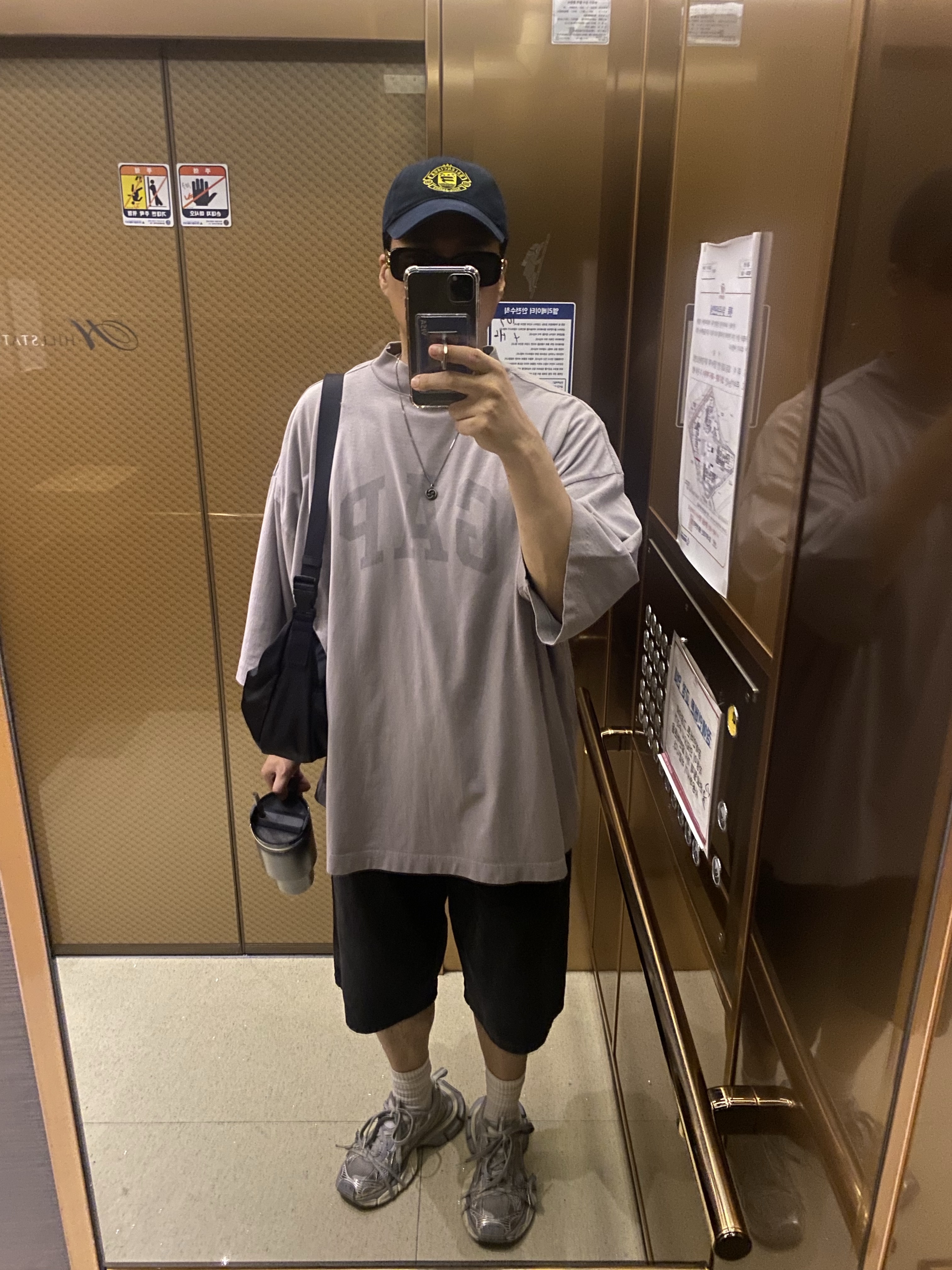 Yeezy Gap Engineered By Balenciaga Dove 3/4 Sleeve T-Shirt Grey, Balenciaga 3XL Sneakers Light Beige 착용 스타일