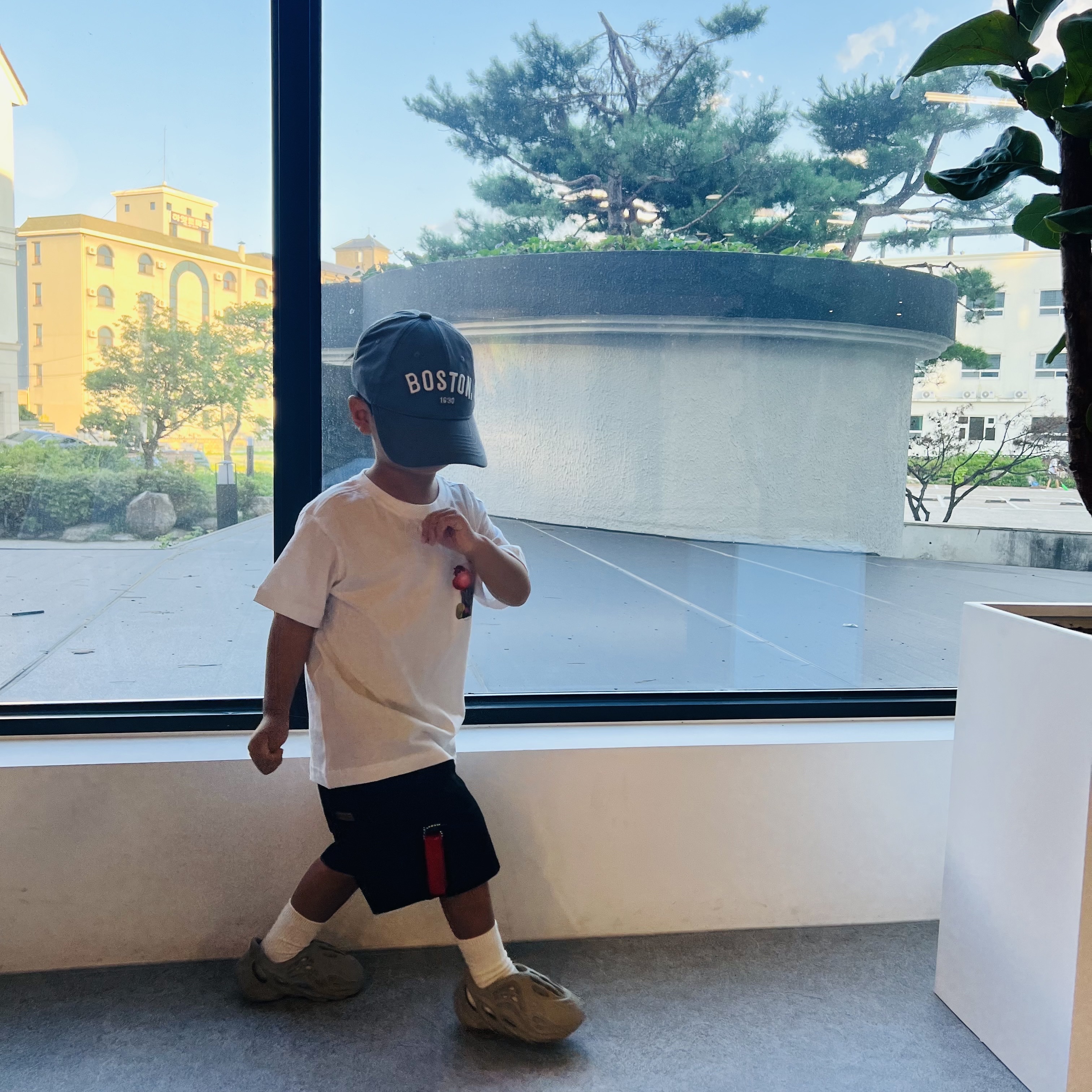 (Infant) Adidas Yeezy Foam RNNR Stone Salt, Supreme Floating Keychain Red - 23FW 착용 스타일 - 4