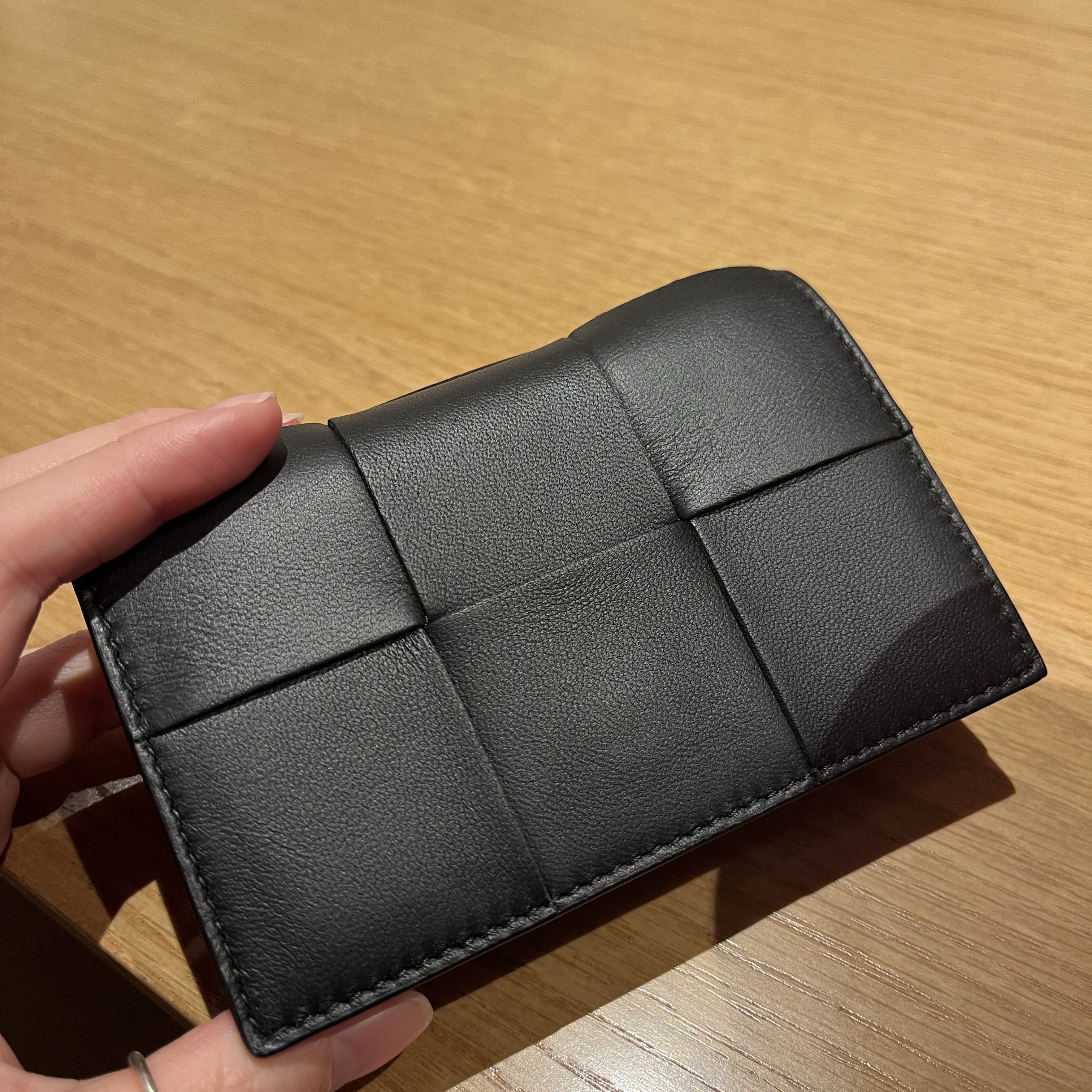 Bottega Veneta Cassette Business Card Case Black 착용 스타일