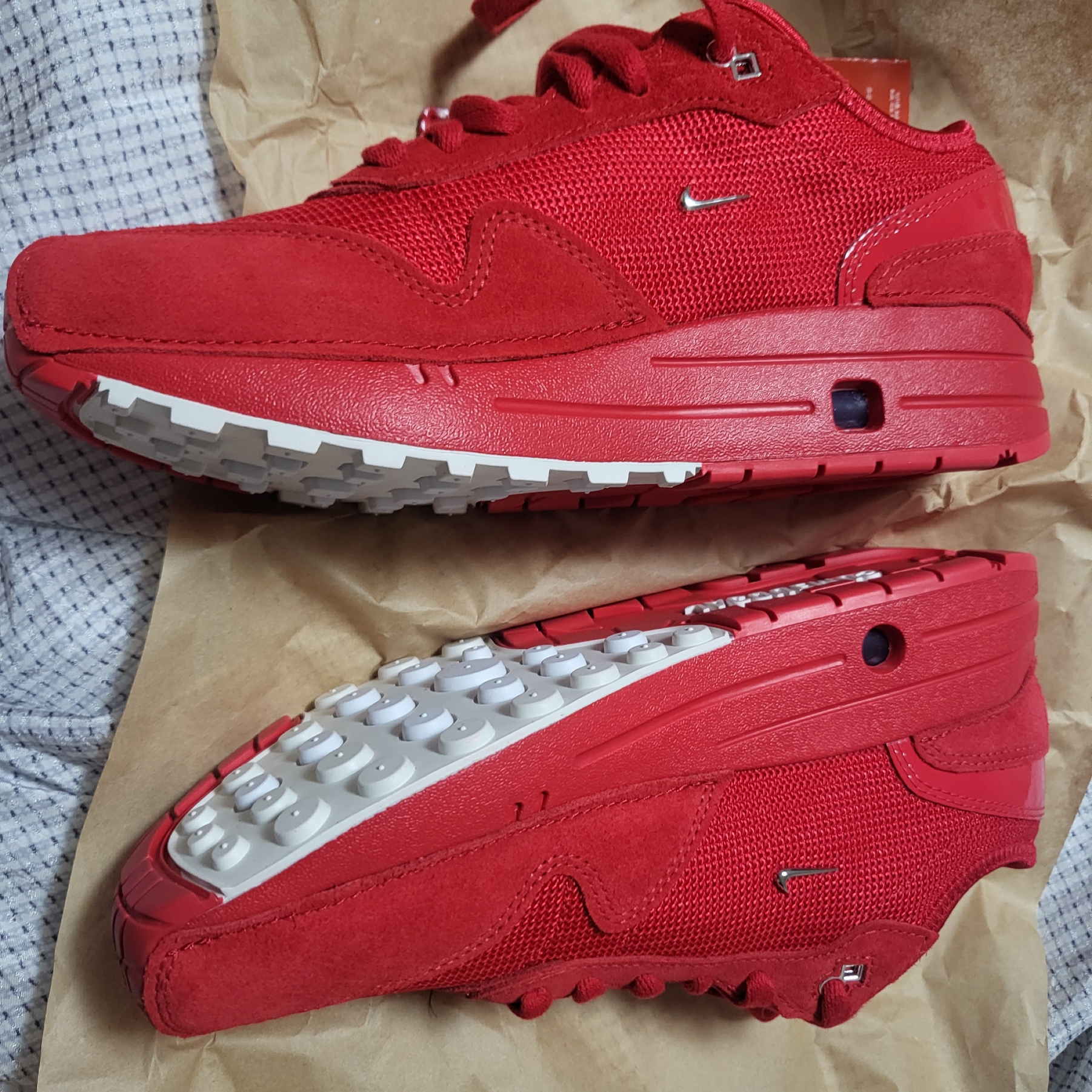Nike x Jacquemus Air Max 1 '86 University Red and Metallic Silver 착용 스타일 - 1