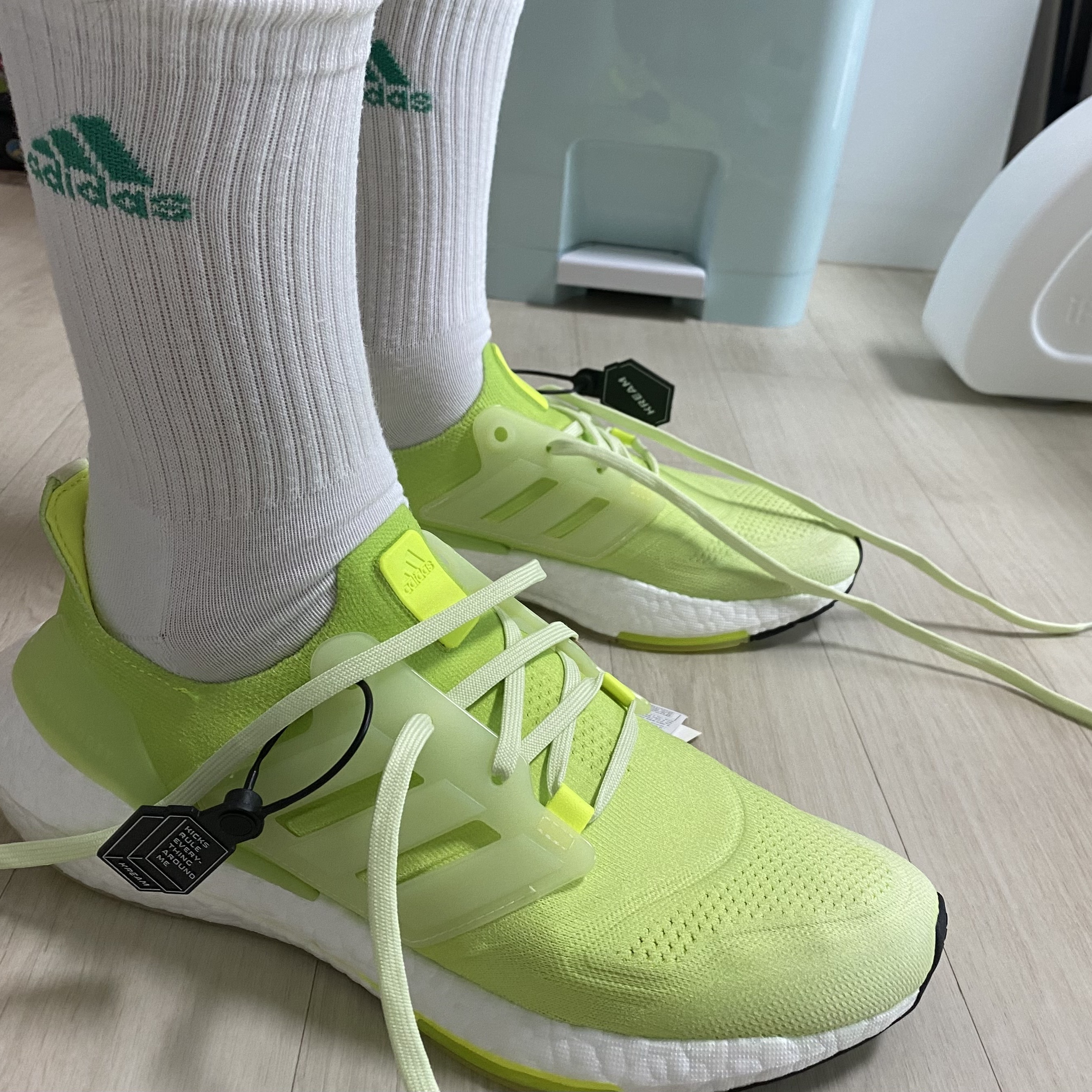 Adidas Ultraboost 22 Almost Lime 착용 스타일