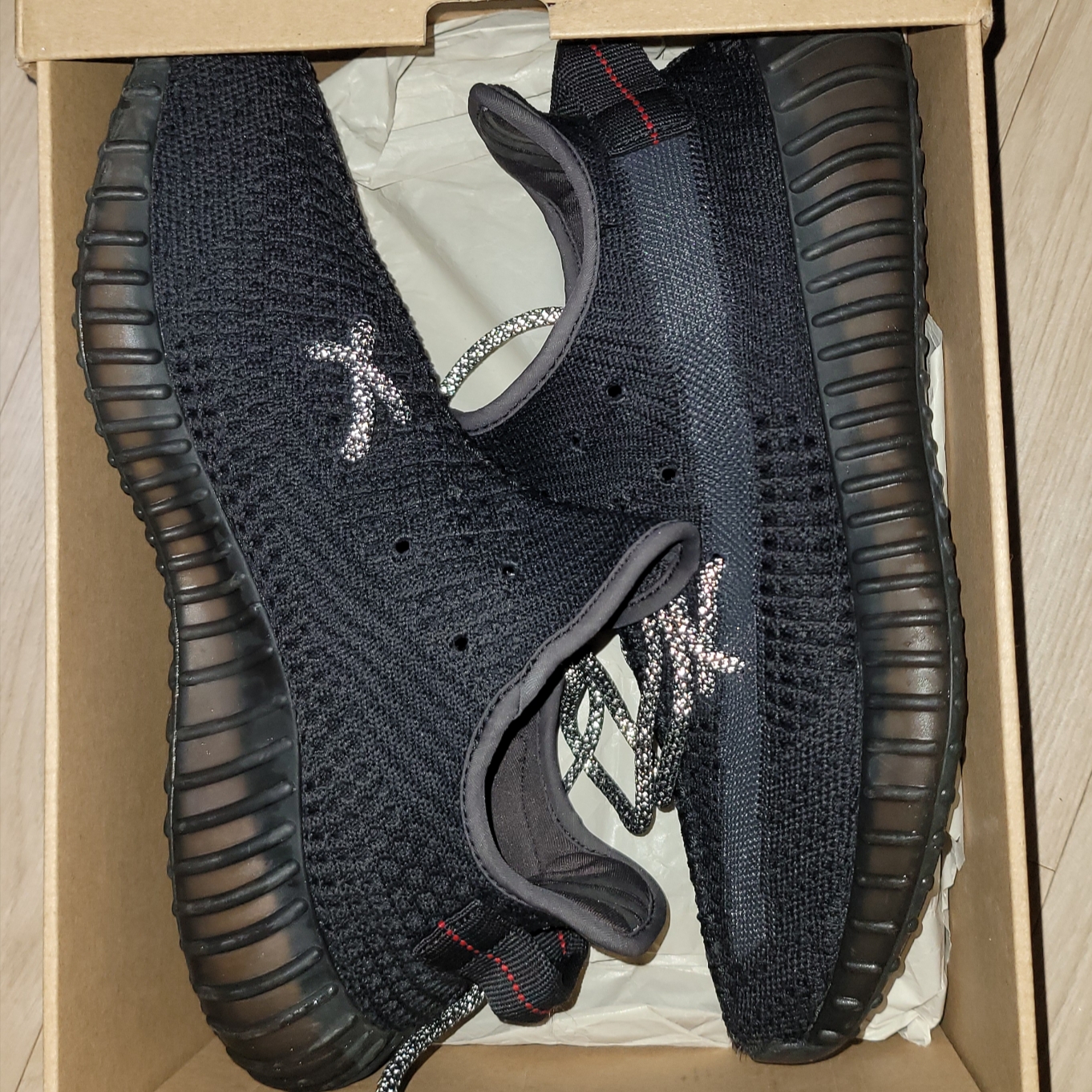 Adidas Yeezy Boost 350 V2 Black - Non-Reflective 착용 스타일
