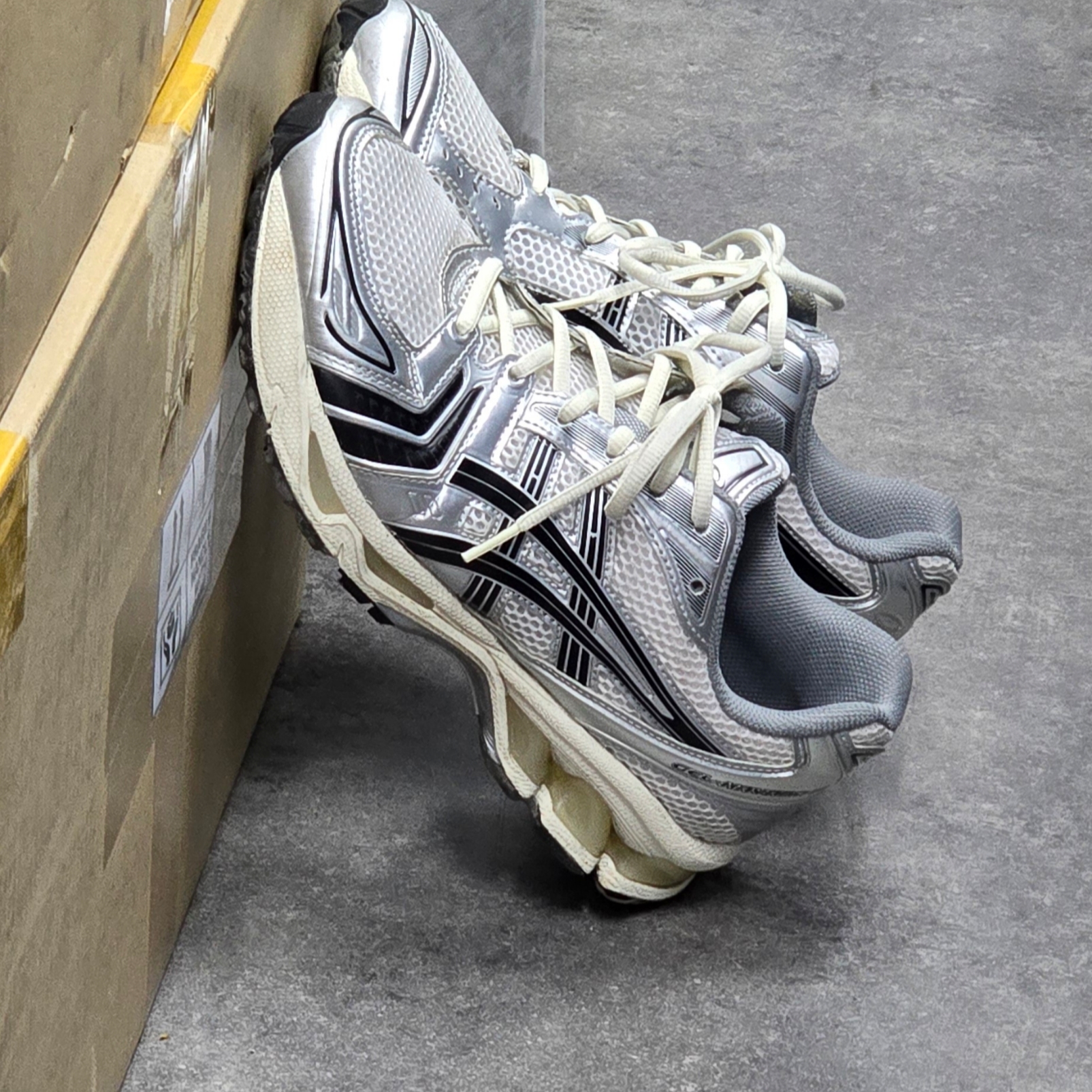 Asics x JJJJound Gel-Kayano 14 Silver Black 착용 스타일