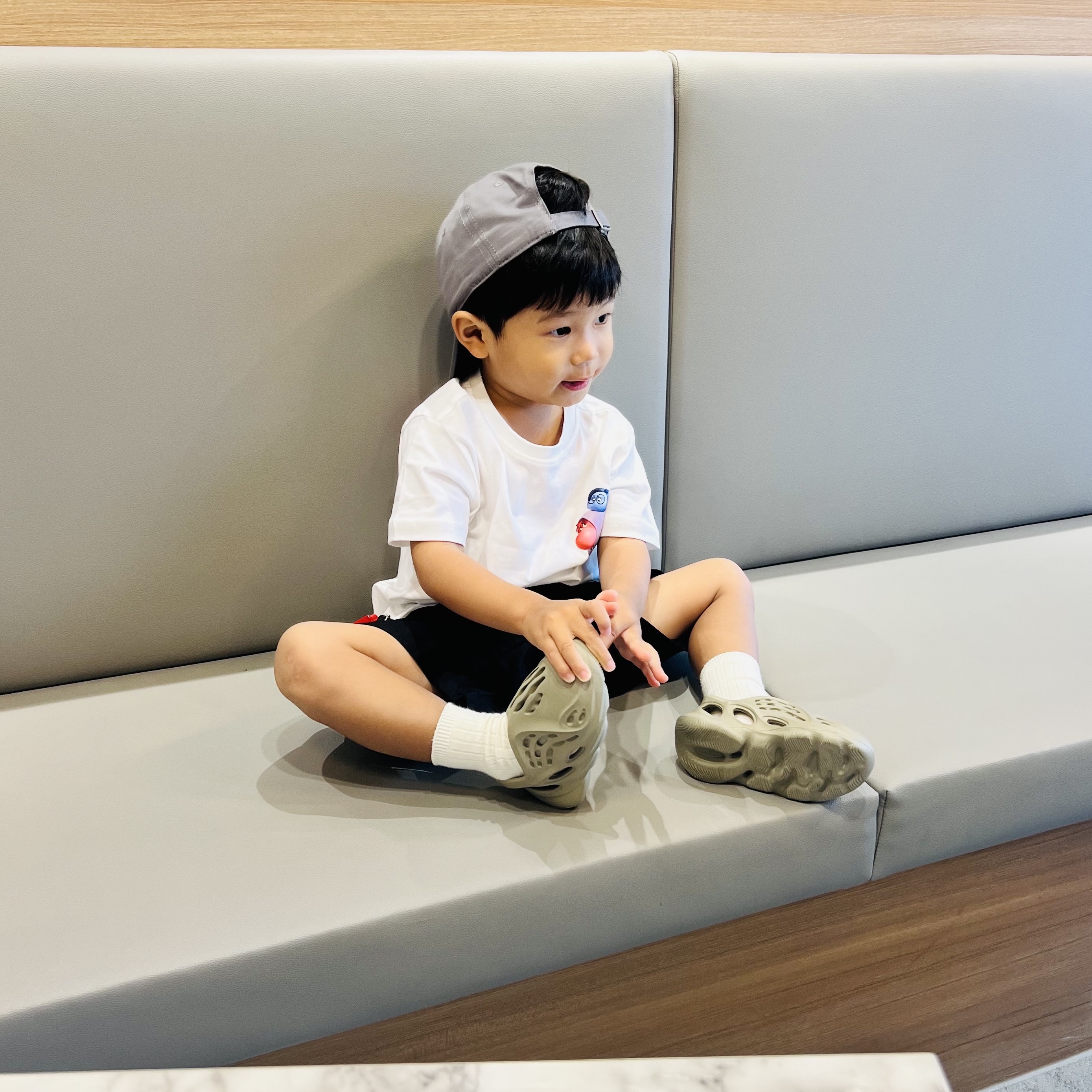 (Infant) Adidas Yeezy Foam RNNR Stone Salt, Supreme Floating Keychain Red - 23FW 착용 스타일 - 3