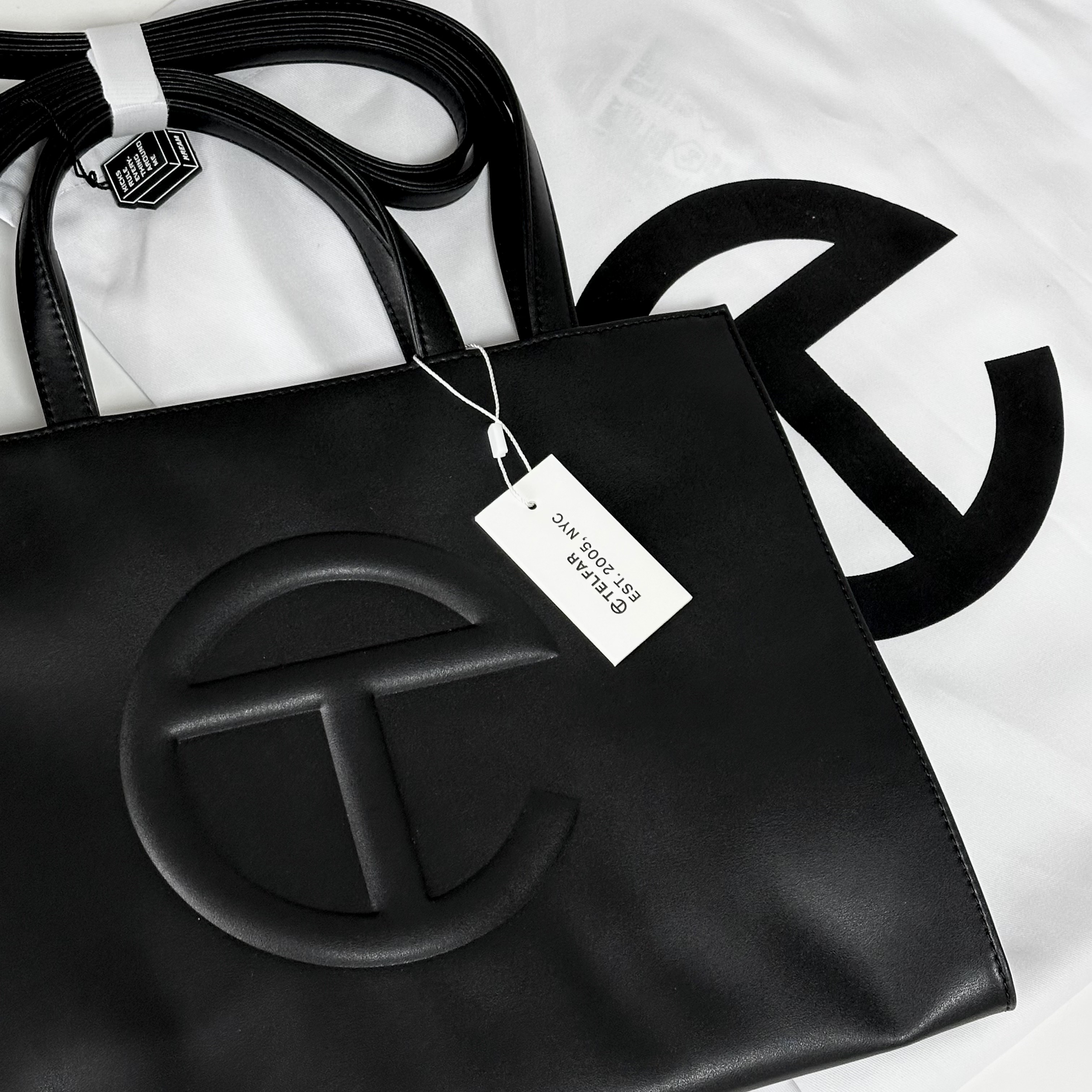 Telfar Medium Shopping Bag Black 착용 스타일