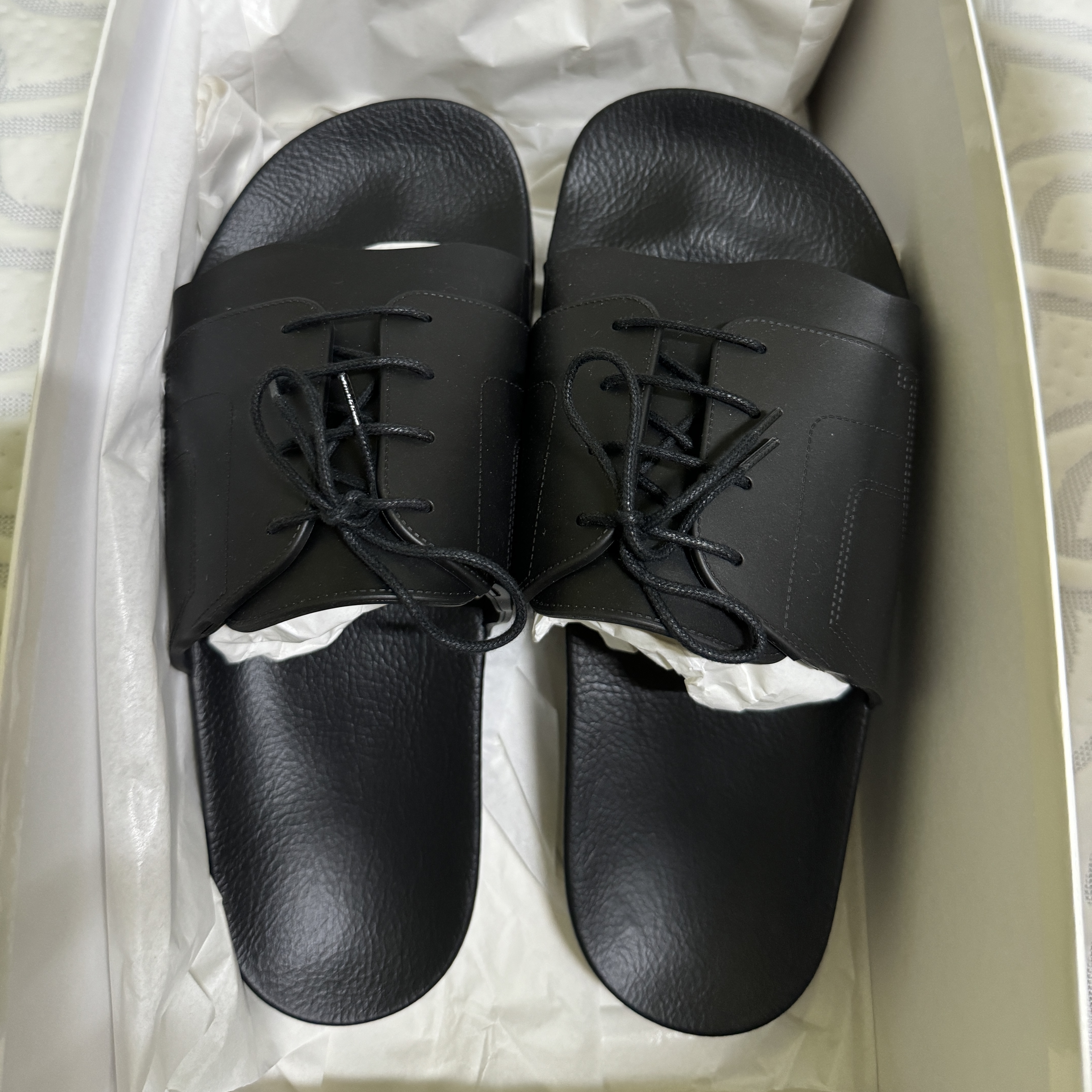 Maison Margiela Pool Slides Black 착용 스타일