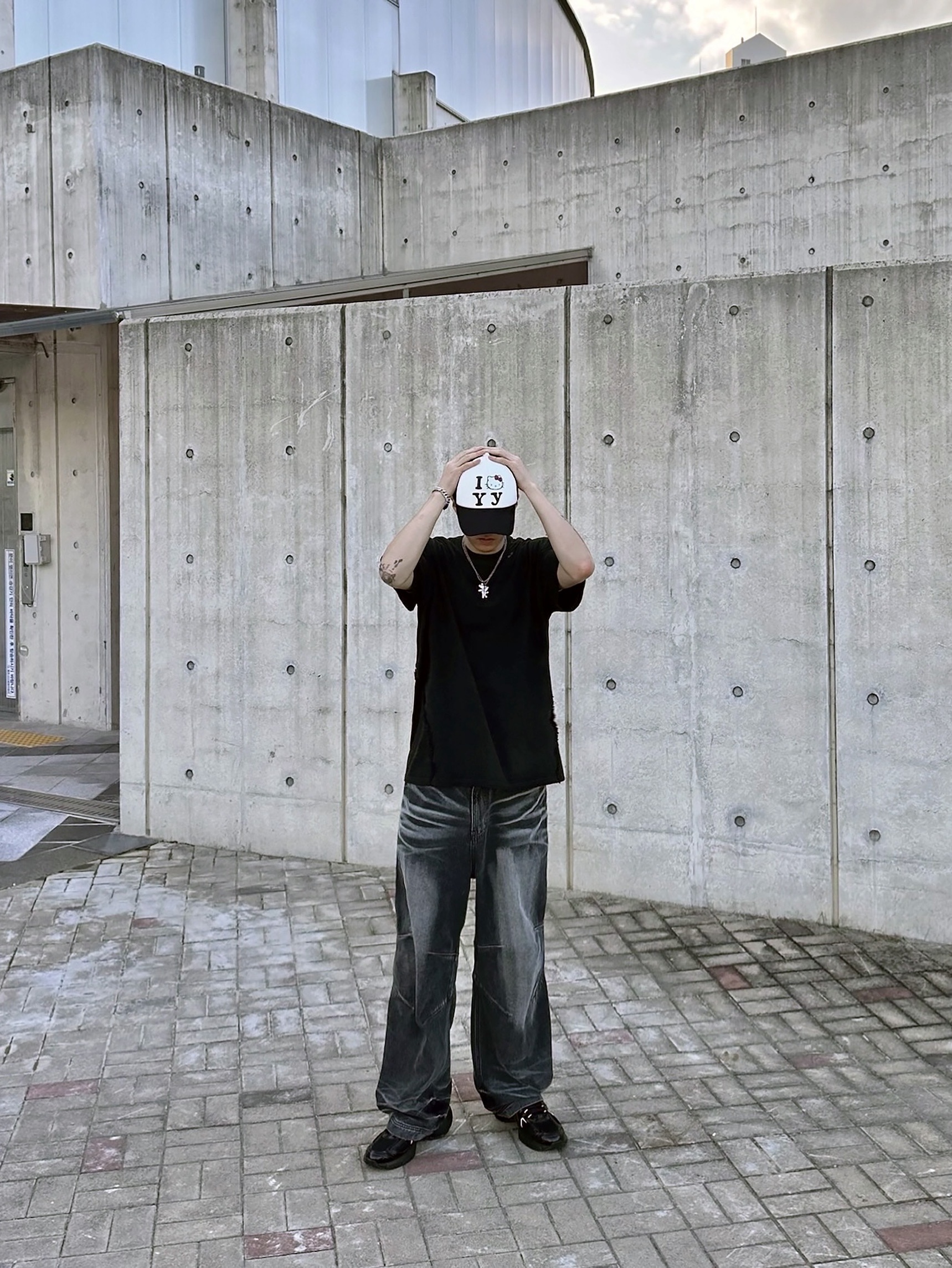 BLR Embossed Wave Washing Wide Denim Pants Blue, BLR Destroyed Gradation Bleached Short Sleeve T-Shirt Black 착용 스타일