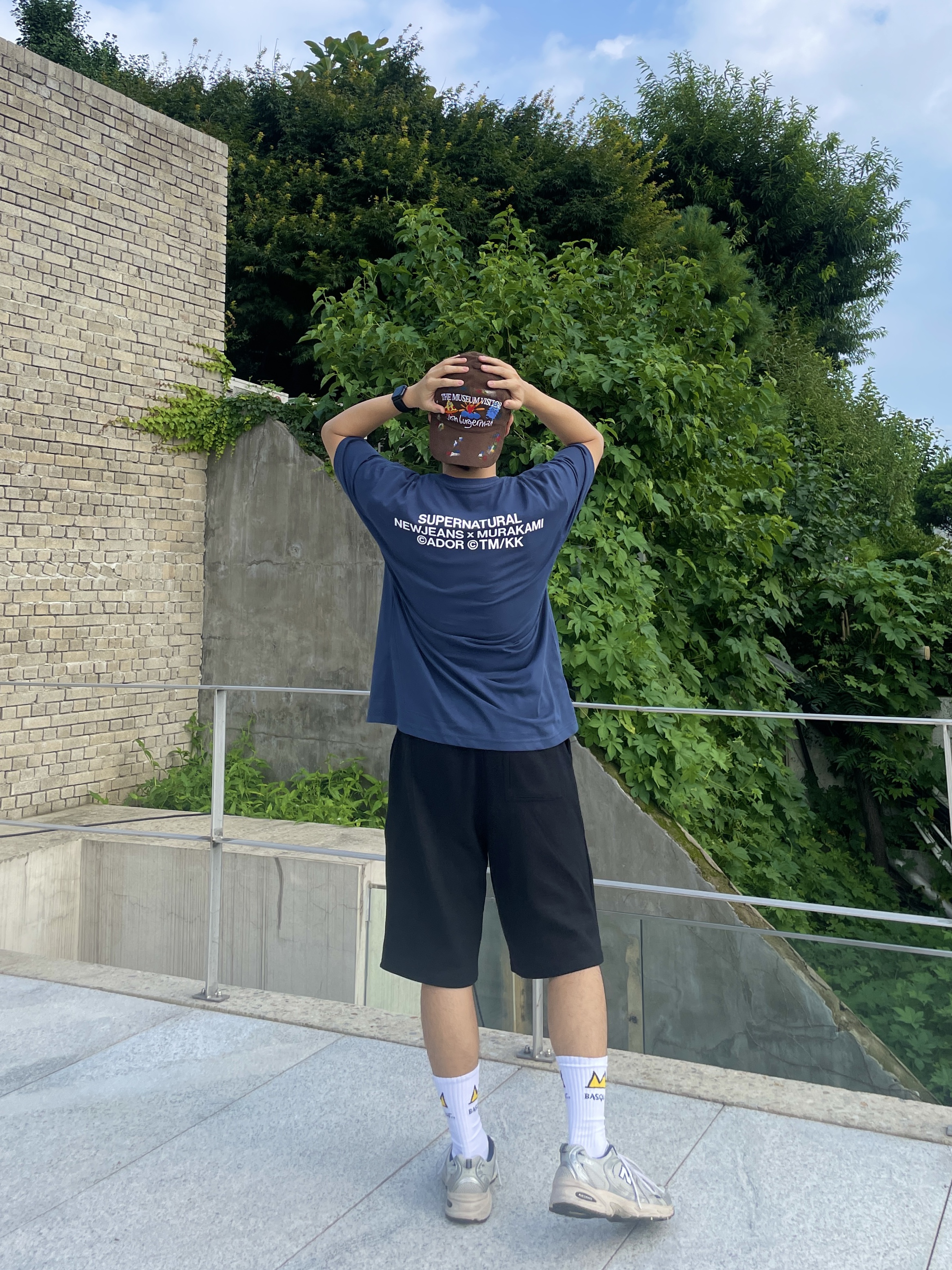 NewJeans x Murakami T-Shirt Navy, The Museum Visitor x Jon Burgerman Hand Painted Pizza & Poch Corduroy Ball Cap Brown 착용 스타일 - 1